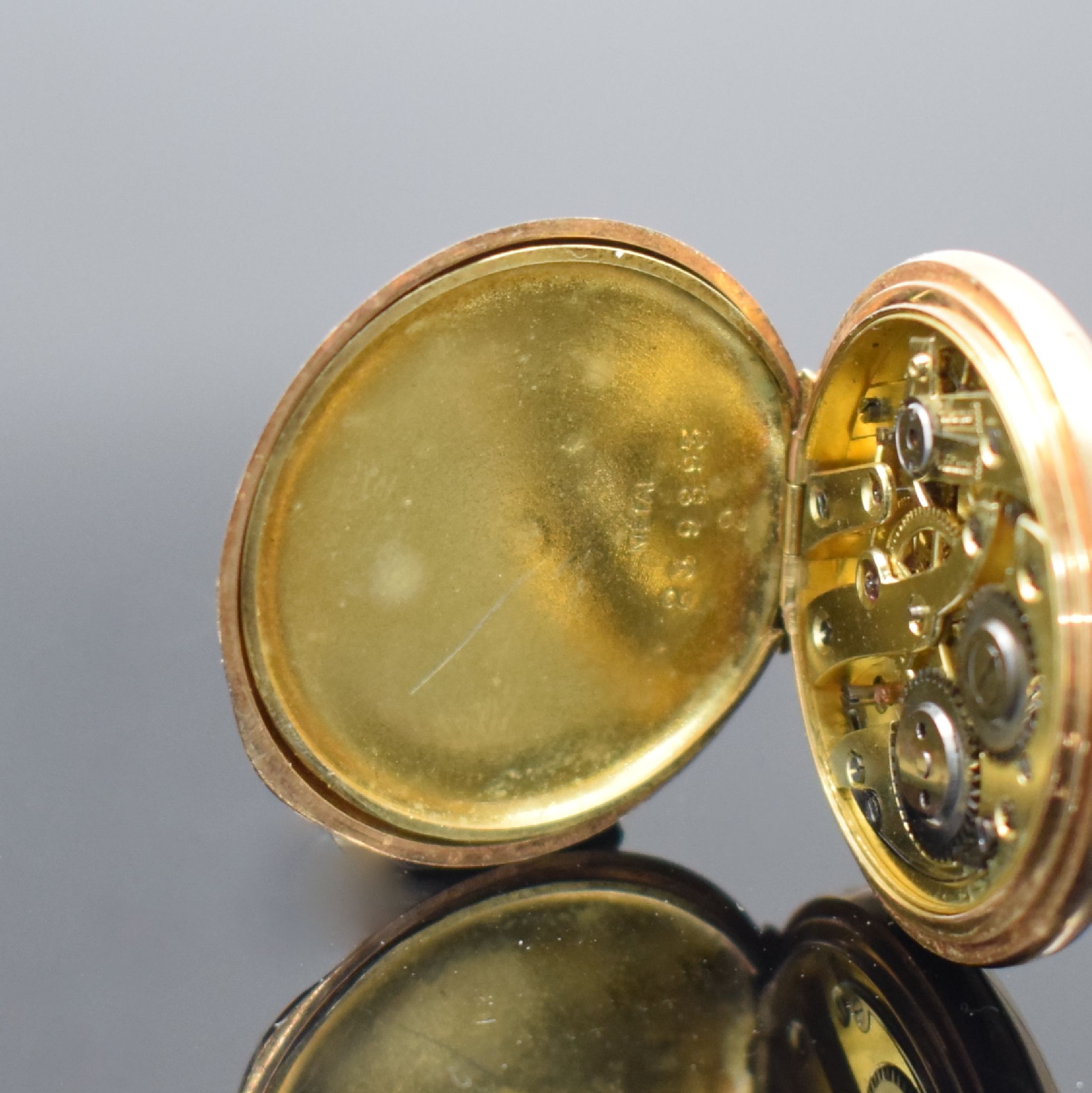 Detail f: Damensavonette in GG 585/000, Schweiz um 1900, 2-Deckel Goldgeh., verg. Cuv., Sprungdeckel m. Schmuckmonogramm GR, Emailzifferbl. m. arab. Std. & ...