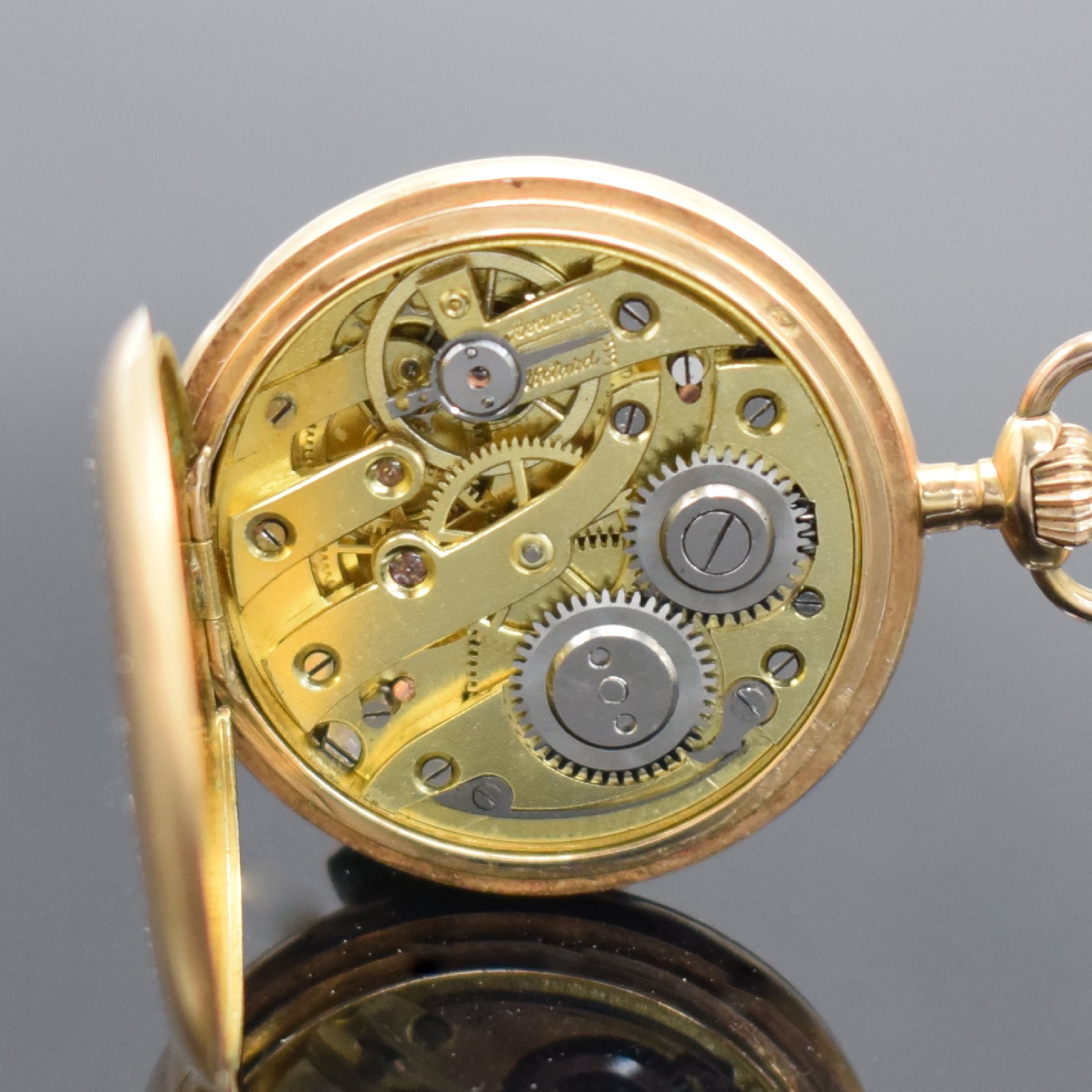Detail g: Damensavonette in GG 585/000, Schweiz um 1900, 2-Deckel Goldgeh., verg. Cuv., Sprungdeckel m. Schmuckmonogramm GR, Emailzifferbl. m. arab. Std. & ...