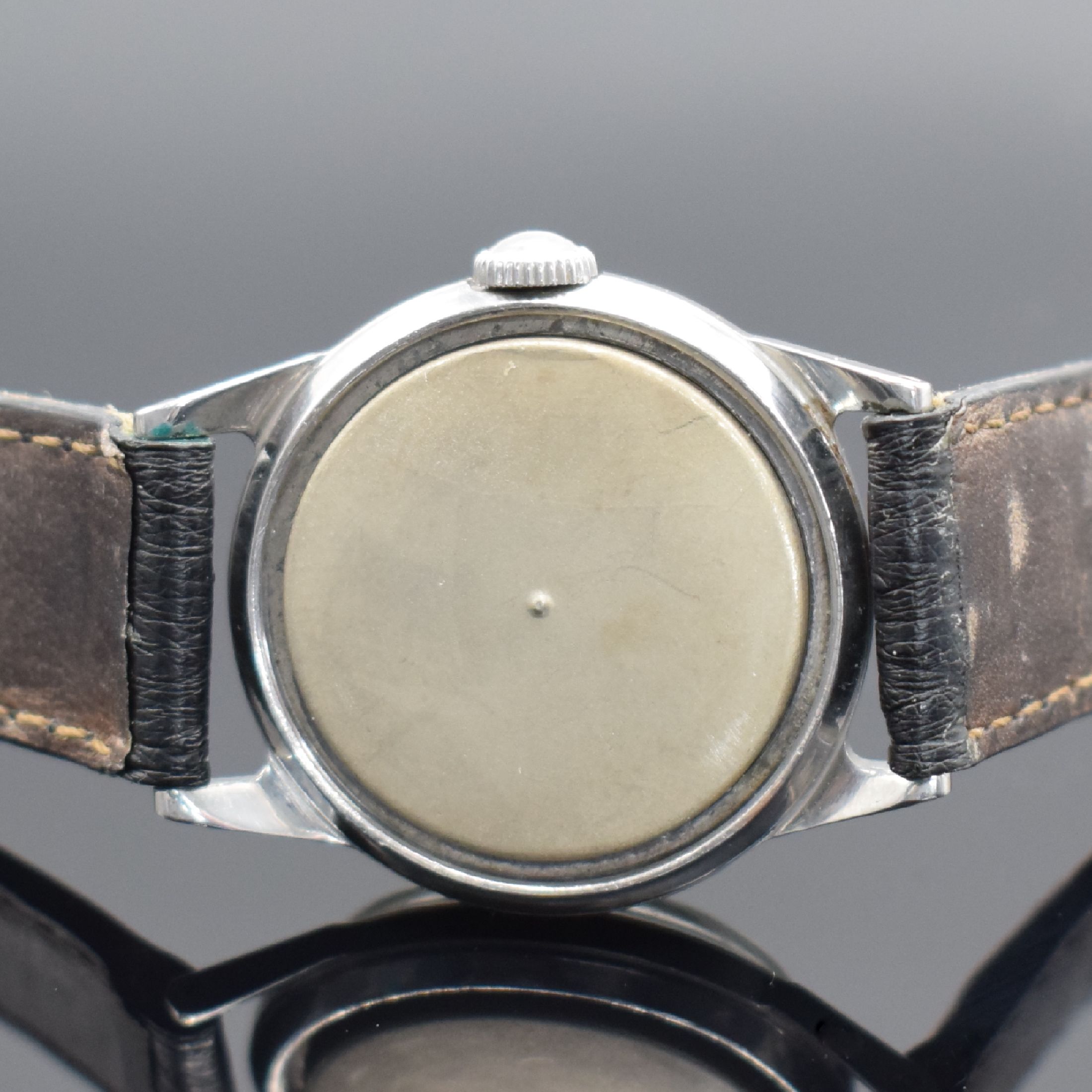 Detail d: MOVADO Armbanduhr in Stahl Referenz 14760, Schweiz um 1945, Handaufzug, verschr. F.B. Geh., orig. Krone, silb. Zifferbl. rest., arab. Zahlen, ...