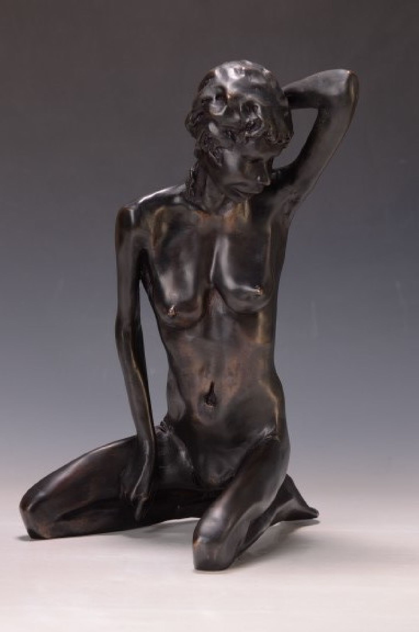 Tom Bowers, 1936, London-2021, britischer Bildhauer, Bronzeskulptur, Mädchenakt, schwarz-braun patiniert, kniendes Mädchen, am Bein signiert, ...