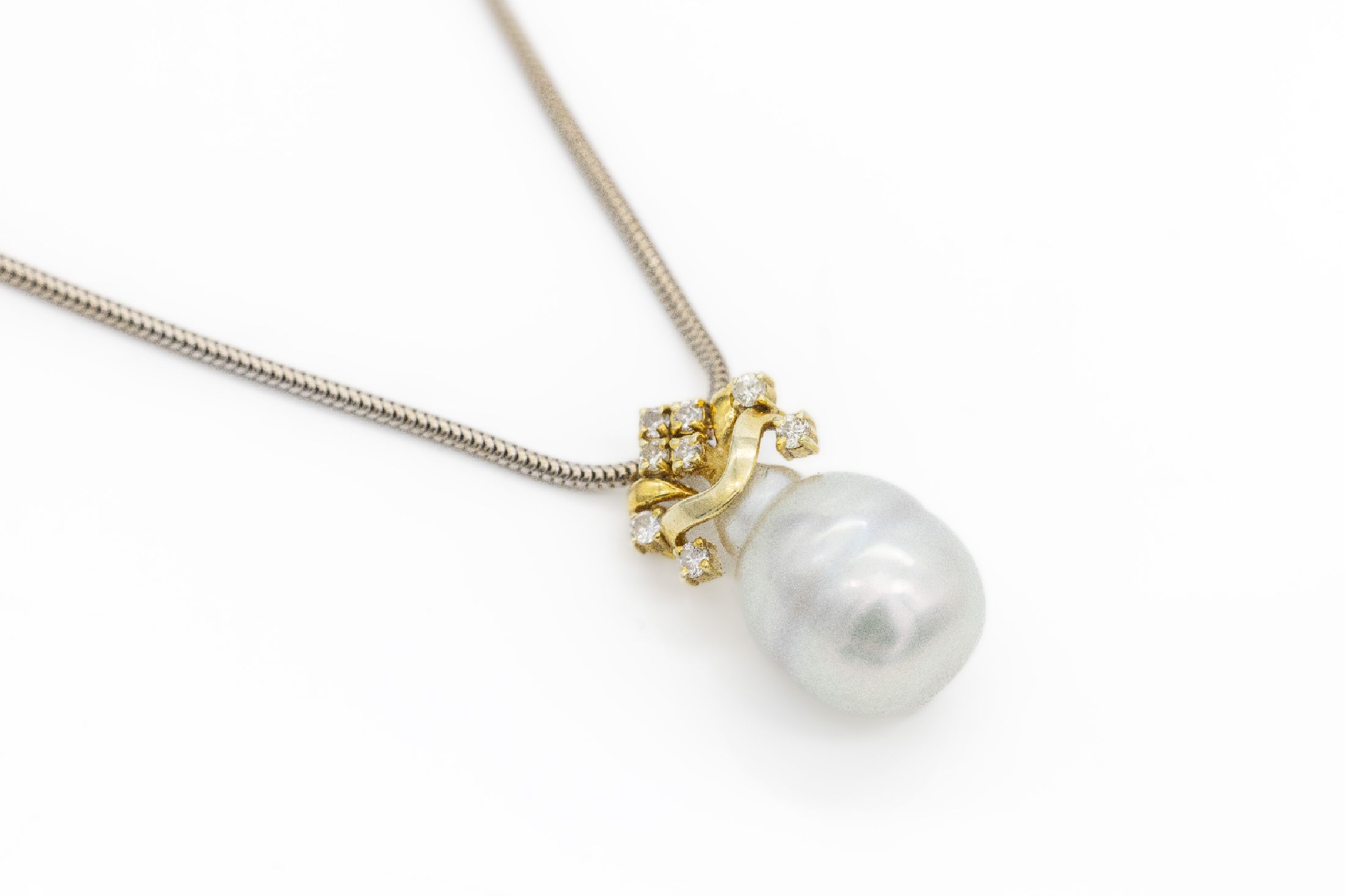 14 kt Gold Südseeperle-Brillant-Anhänger, GG 585/000, barocke Südseezuchtperle, 8 Brillanten zus. ca. 0.10 ct Weiß/si, an Kette WG 333/000, L. ...