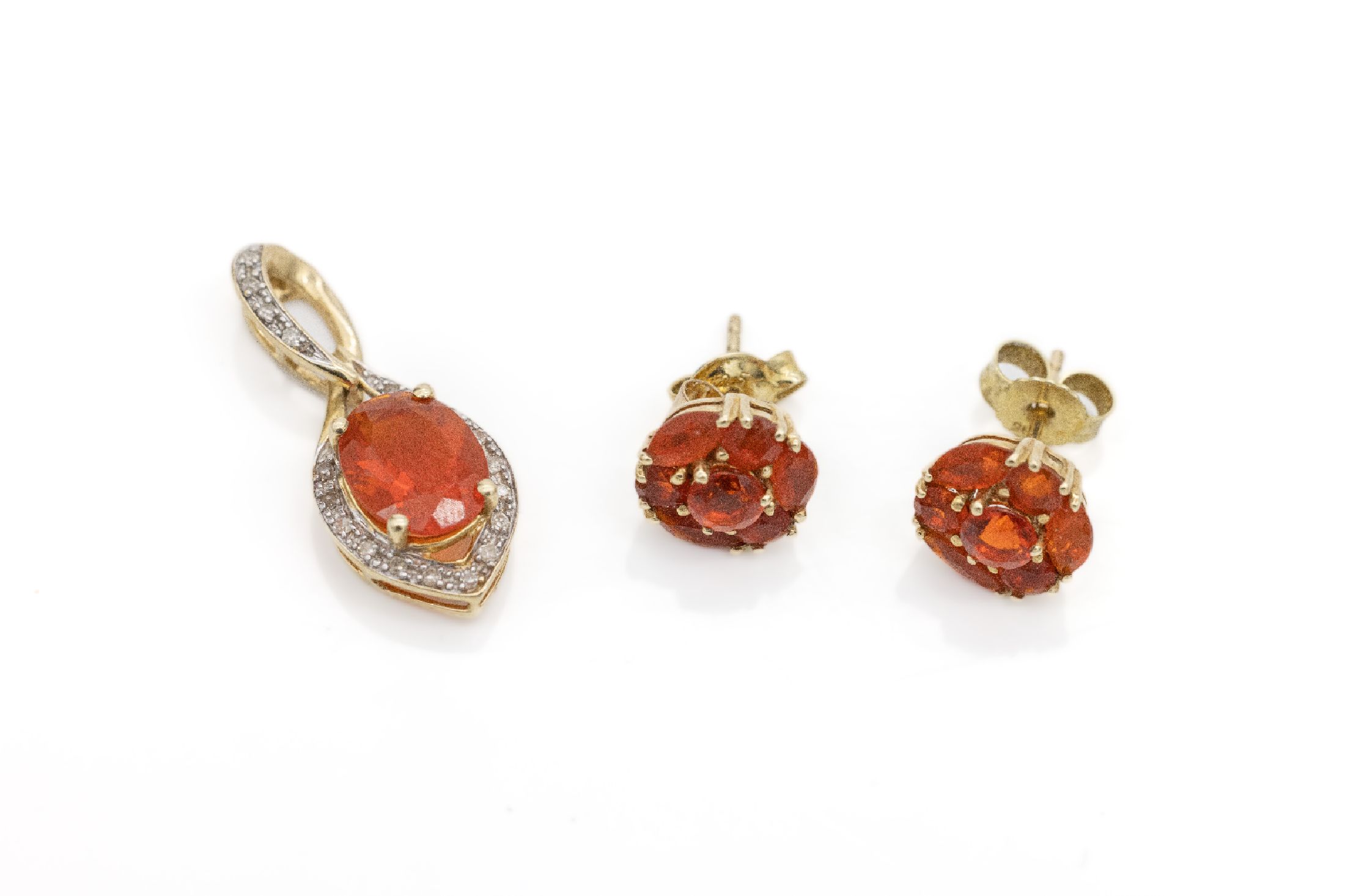 14 kt Gold Feueropal-Konvolut, GG 585/000, best. aus: Paar Ohrstecker und Anhänger, Feueropale in versch. Größen und Schliffarten,Anhänger mit ...