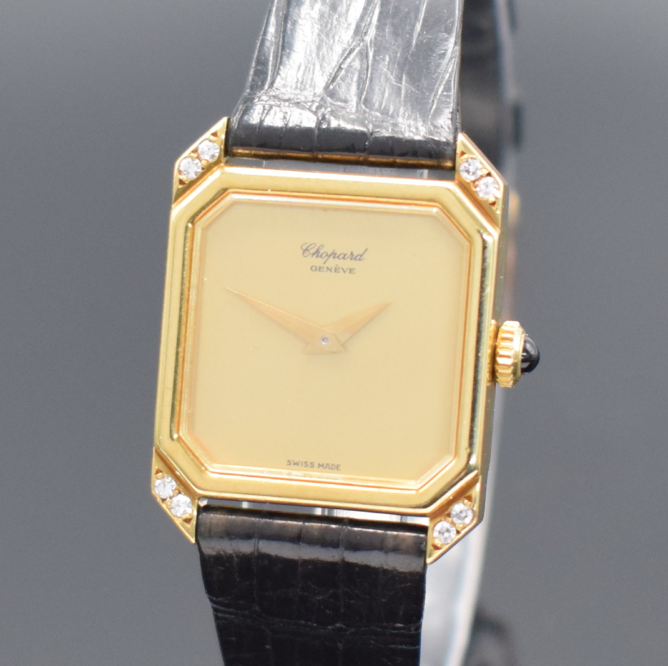 Detail a: CHOPARD Damenarmbanduhr in GG 750/000 Referenz 5120, Handaufzug, Schweiz um 1975, Boden aufgedr., Bandanst. m. 8 Diamanten bes., orig. Lederband m. ...