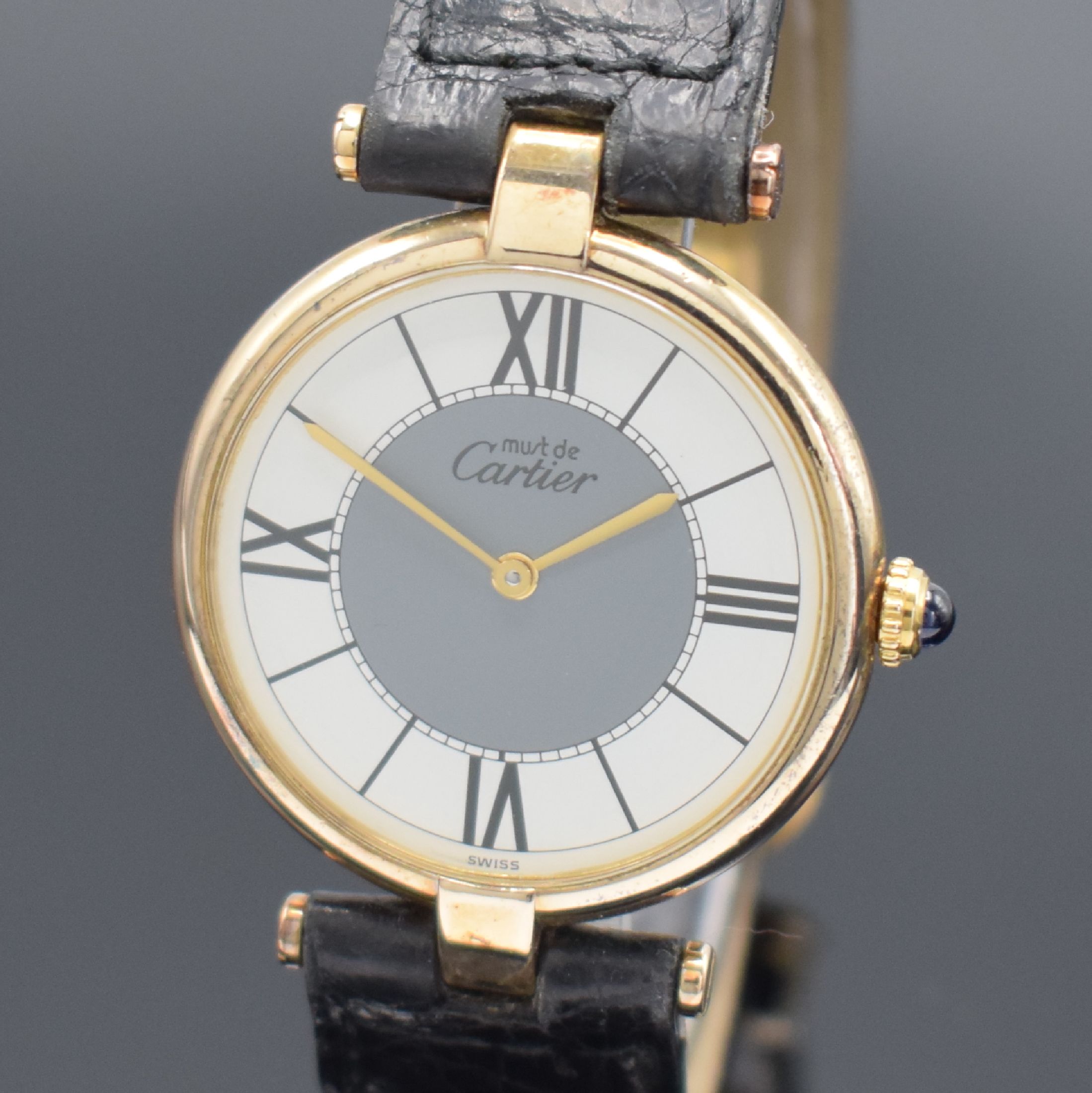 Detail a: CARTIER Paris Damenarmbanduhr Vermeil Referenz 590003, Schweiz um 1995, quarz, verg. Silbergehäuse inkl. Lederband m. verg. orig. Faltschl., gold. ...