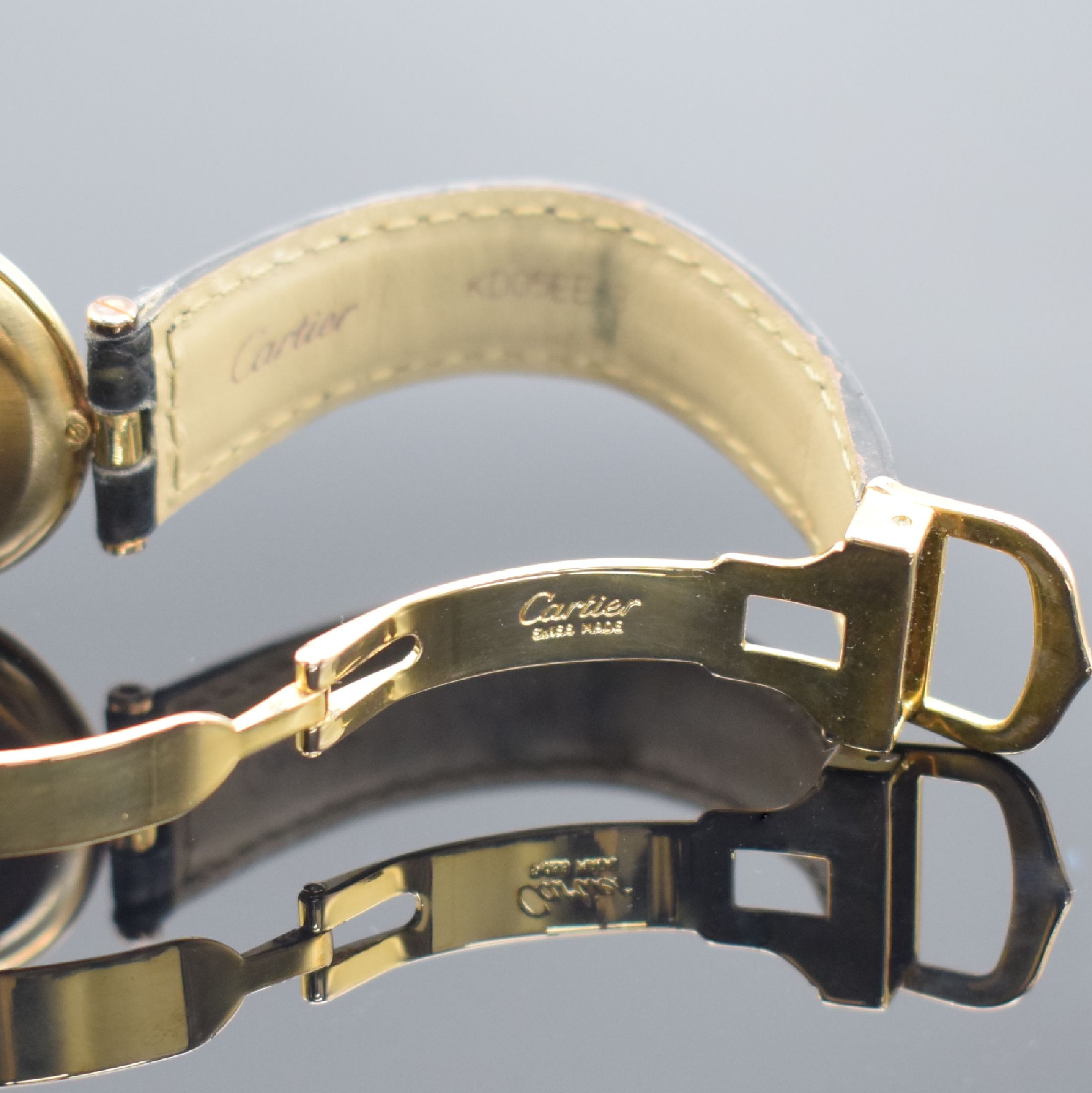 Detail b: CARTIER Paris Damenarmbanduhr Vermeil Referenz 590003, Schweiz um 1995, quarz, verg. Silbergehäuse inkl. Lederband m. verg. orig. Faltschl., gold. ...