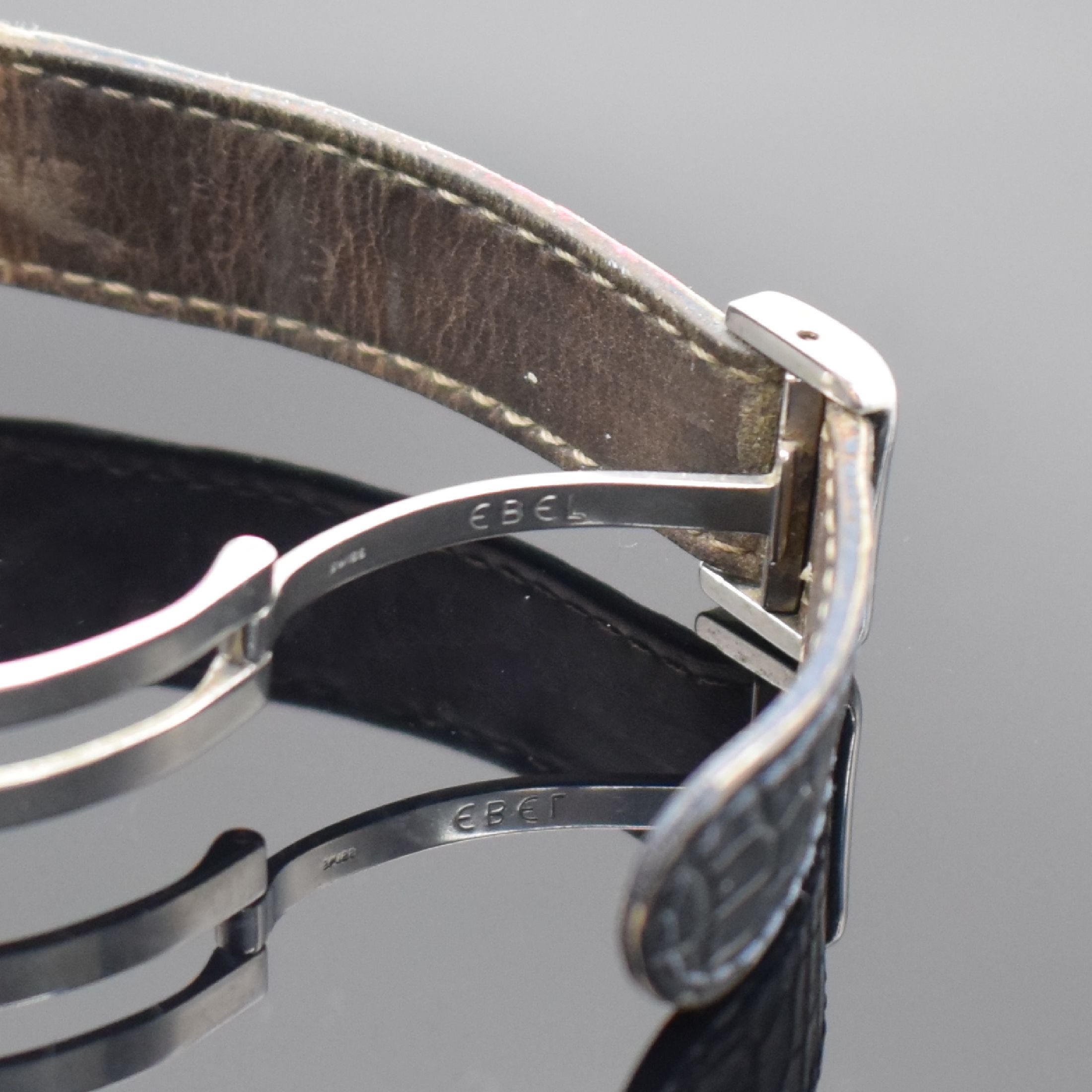 Detail b: EBEL Lichine Damenarmbanduhr in Edelstahl Referenz 9012431, Schweiz um 1999, quarz, tonneauförm. Geh., Boden verschr., orig. Lederband (zu ern.) m. ...