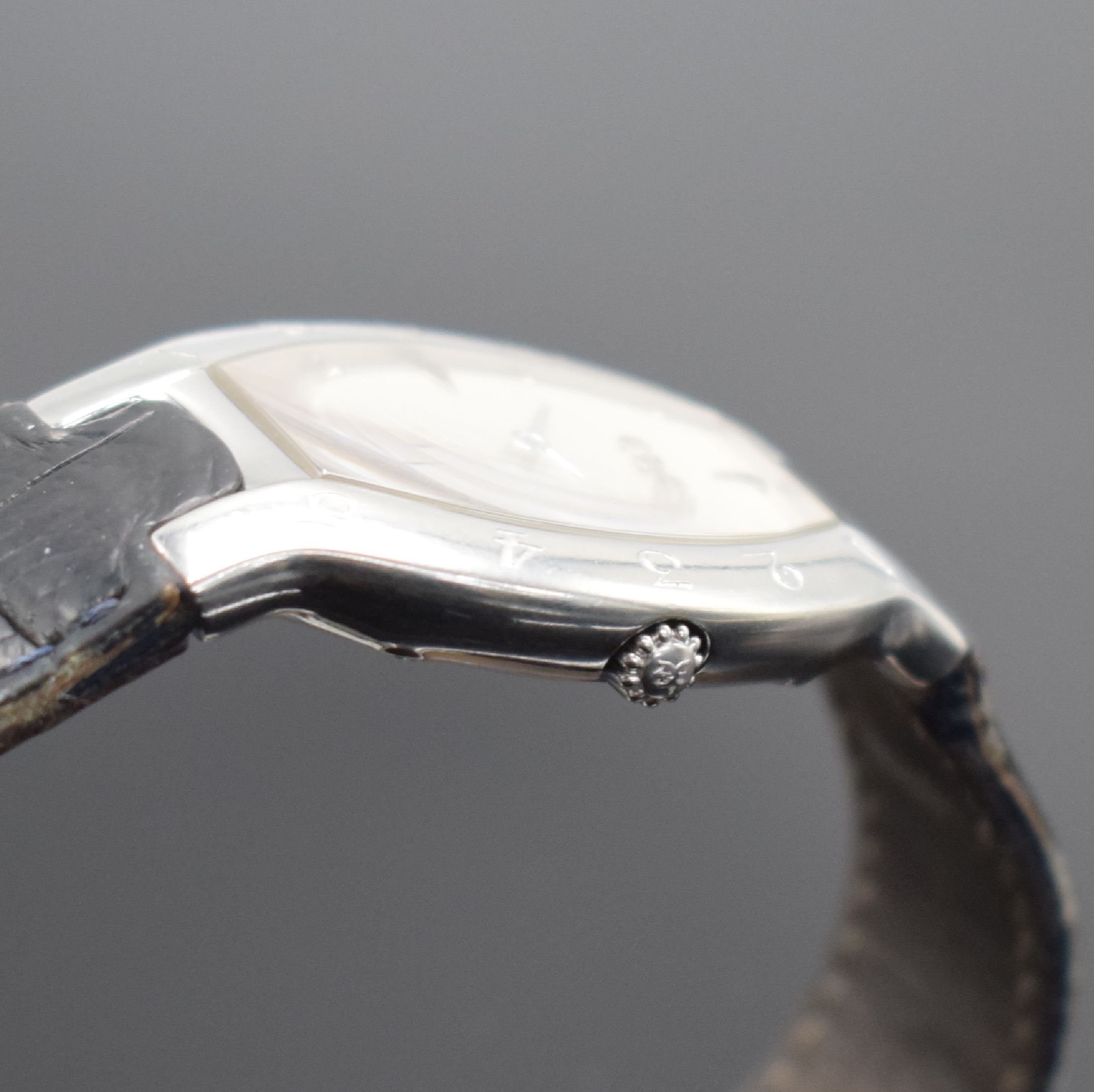 Detail c: EBEL Lichine Damenarmbanduhr in Edelstahl Referenz 9012431, Schweiz um 1999, quarz, tonneauförm. Geh., Boden verschr., orig. Lederband (zu ern.) m. ...