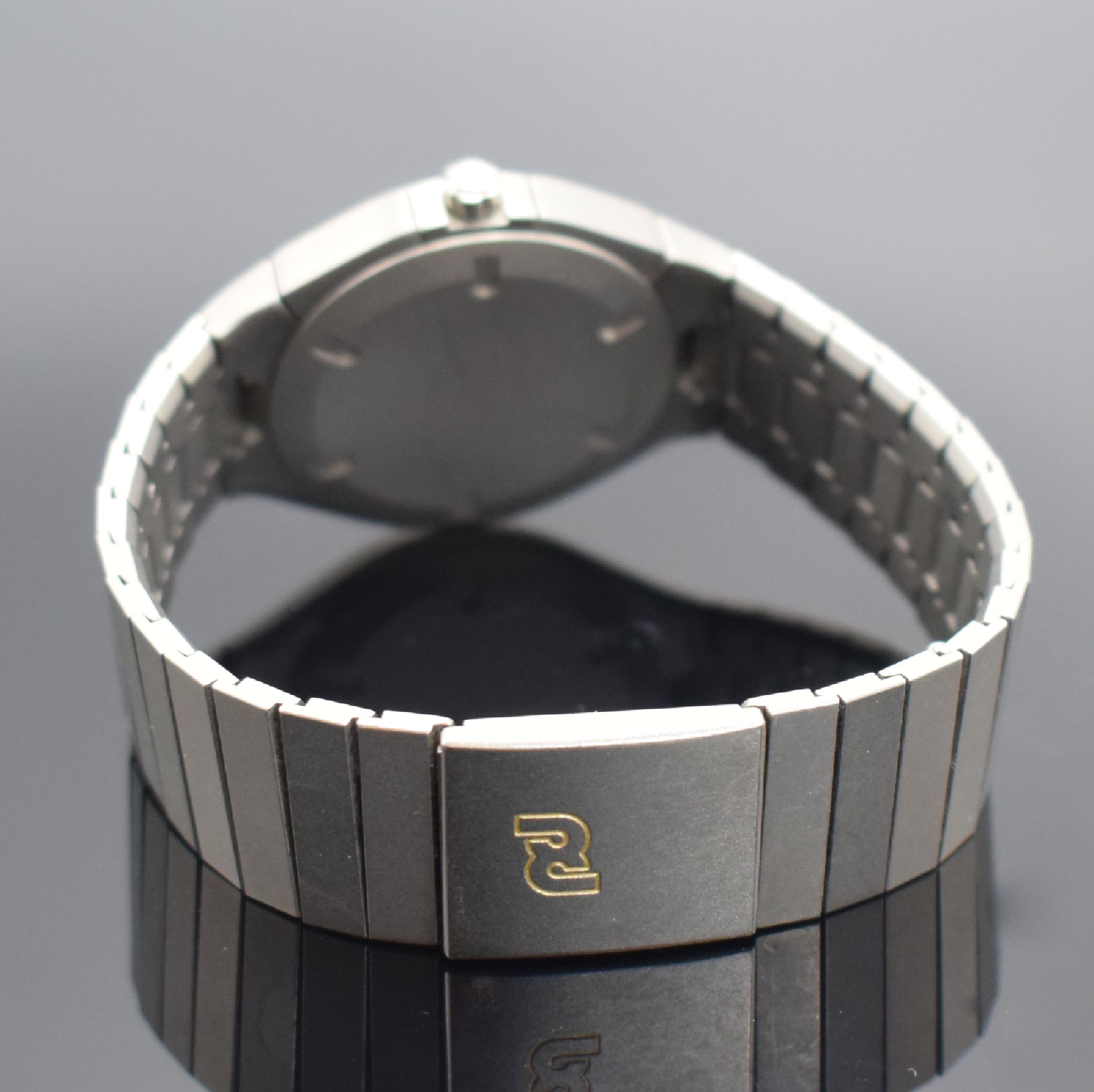 Detail b: IWC Porsche Design Armbandchronograph Referenz 3742, Schweiz um 1985, quarz, Titangeh. inkl. Gliederband m. Faltschließe, Boden & Krone verschr., ...