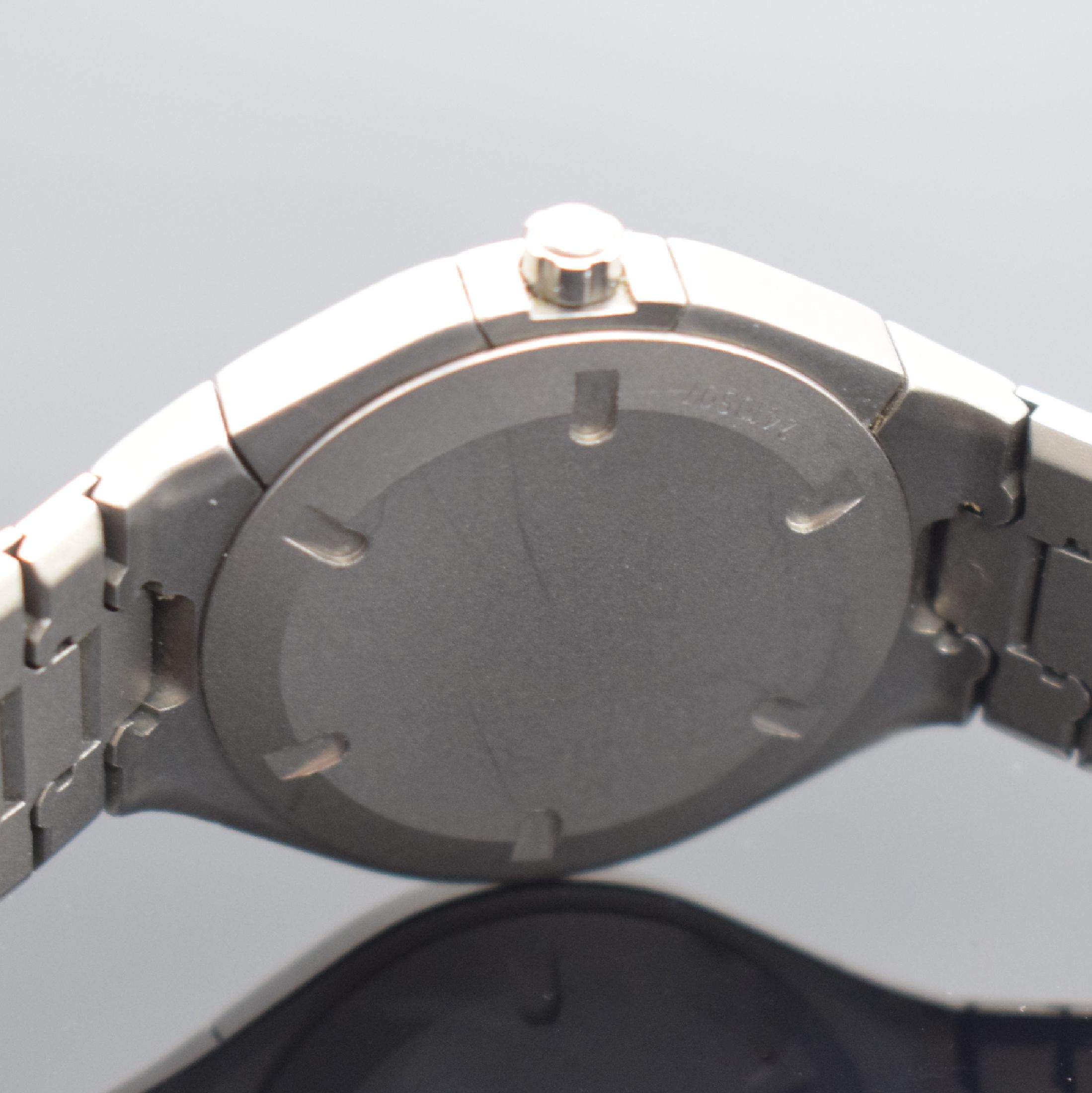 Detail c: IWC Porsche Design Armbandchronograph Referenz 3742, Schweiz um 1985, quarz, Titangeh. inkl. Gliederband m. Faltschließe, Boden & Krone verschr., ...