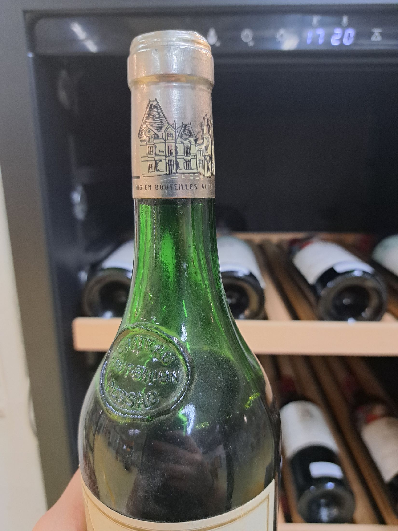Detail a: 1 Flasche 1981 Chateau Haut Brion, Graves, ca. 750ml, Lower Mid Shoulder, orig. verkorkt und unverkostet