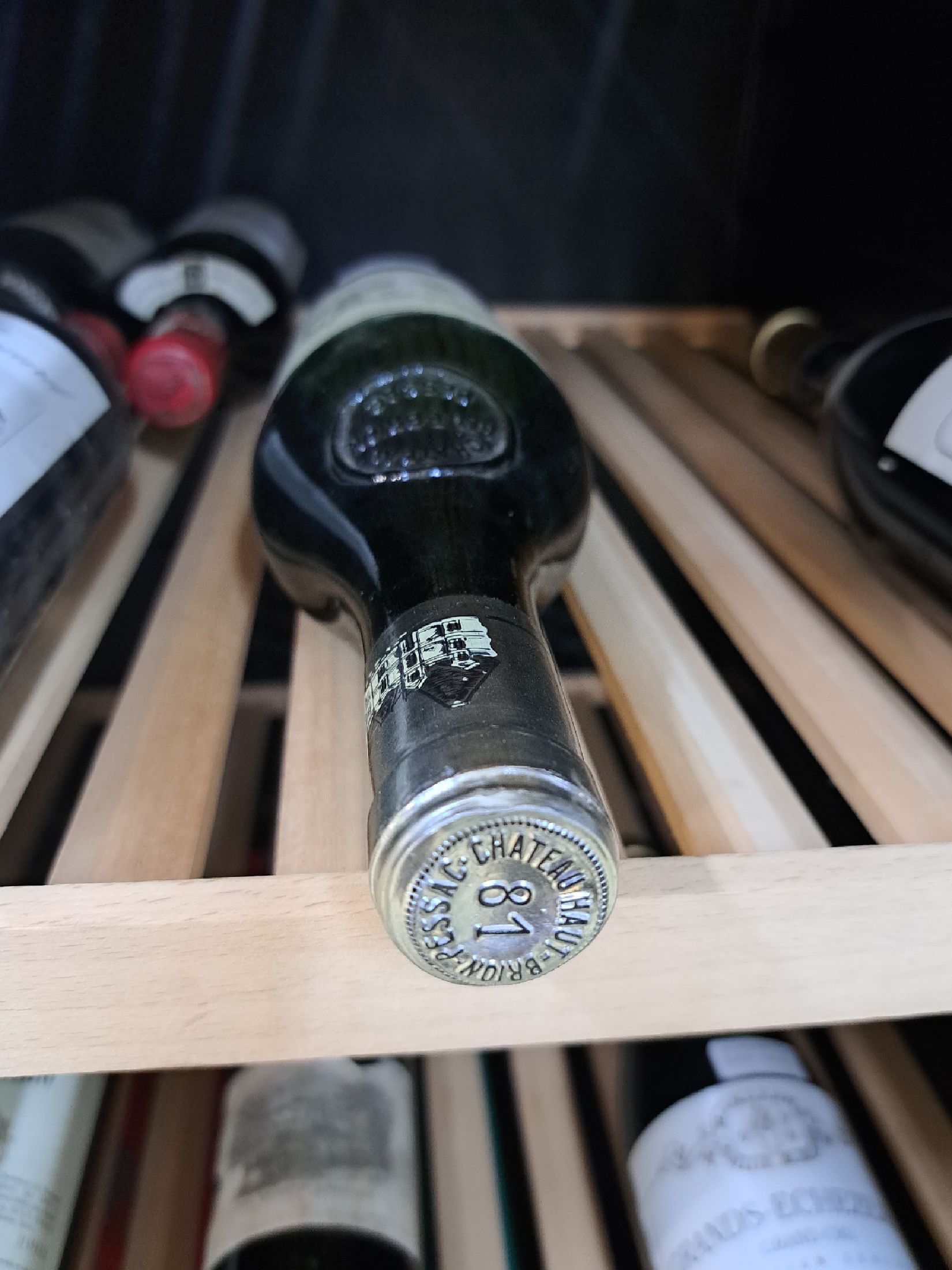 Detail b: 1 Flasche 1981 Chateau Haut Brion, Graves, ca. 750ml, Lower Mid Shoulder, orig. verkorkt und unverkostet