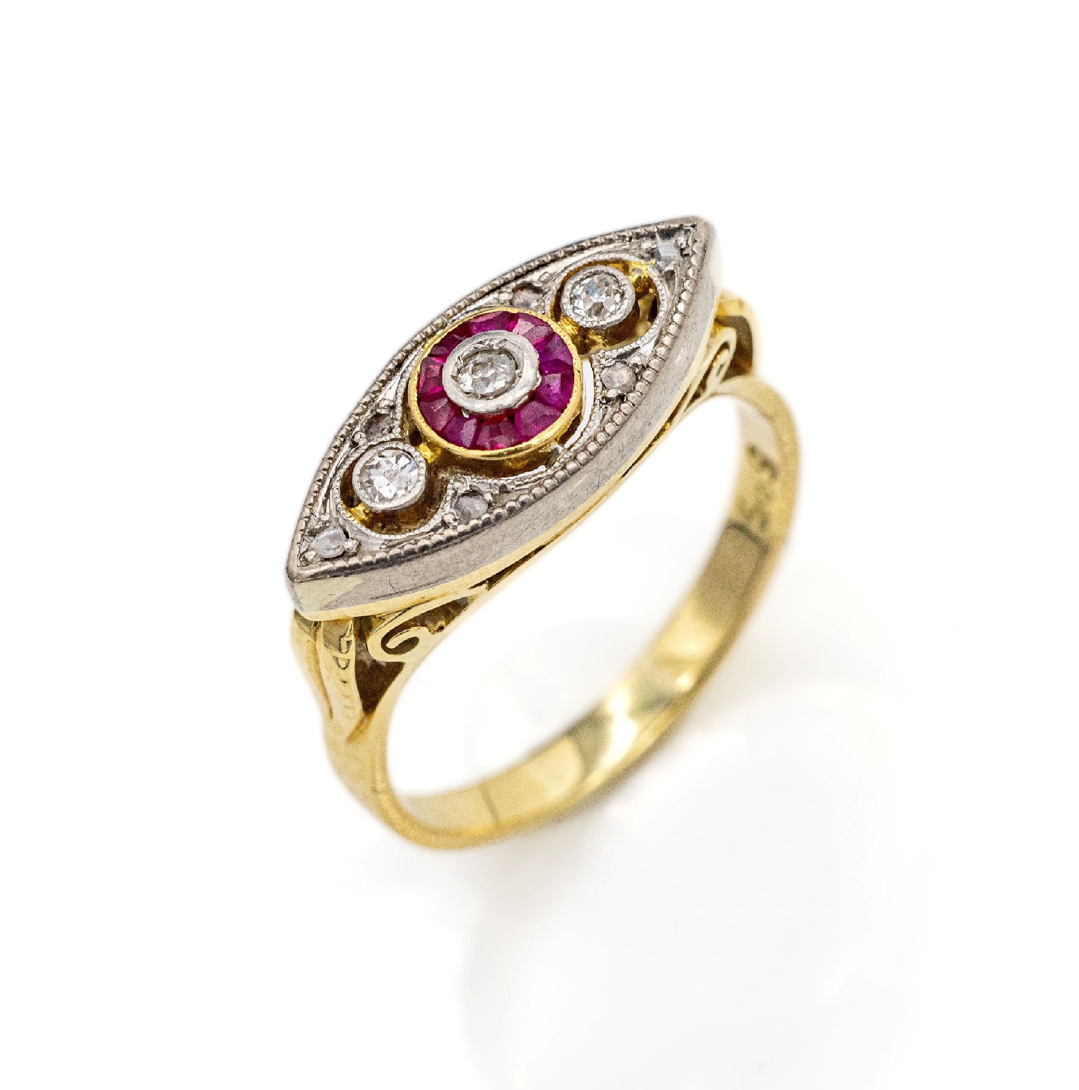 14 kt Gold Art-Deco Diamant-Rubin-Ring, GG/WG 585/000, um 1925/30, 3 Altschliffdiamanten und 6 Diam.-Rosen zus. ca.0.15 ct, Mittelstein mit Kranz ...