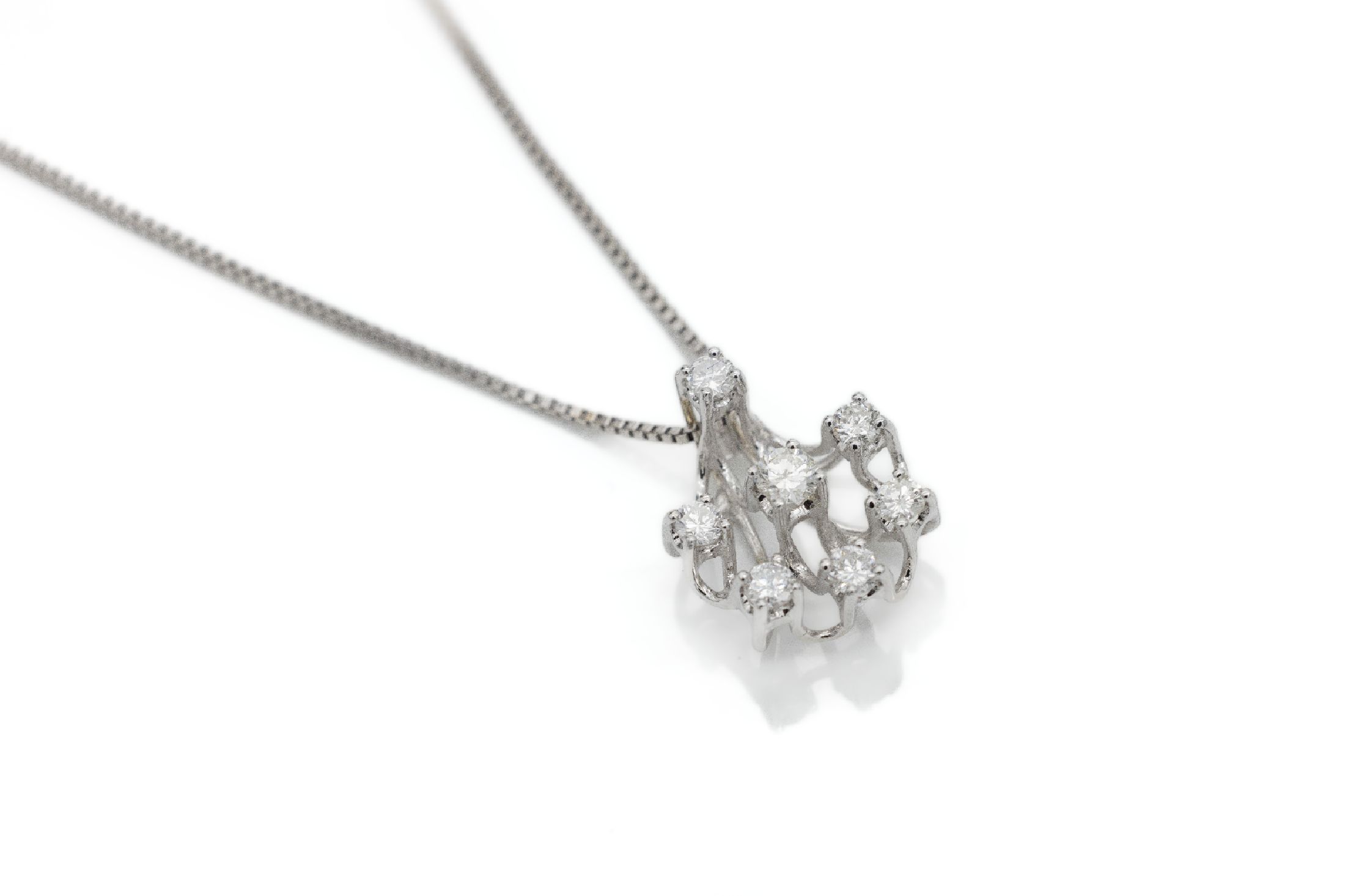 14 kt Gold Brillant-Anhänger, WG 585/000, 7 Brillanten zus. ca. 0.40 ct Weiß-l. get. Weiß/si, D. ca. 14 mm, an Kette, WG 585/000, L. ca. 42 cm, ...