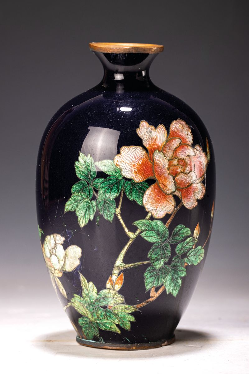 Cloisonné-Vase, Japan, Meiji-Zeit, nach 1895, nachtblauer Fond, schauseitiger gin- zuki bzw. basse-taille Dekor, polychrom transluzid ...