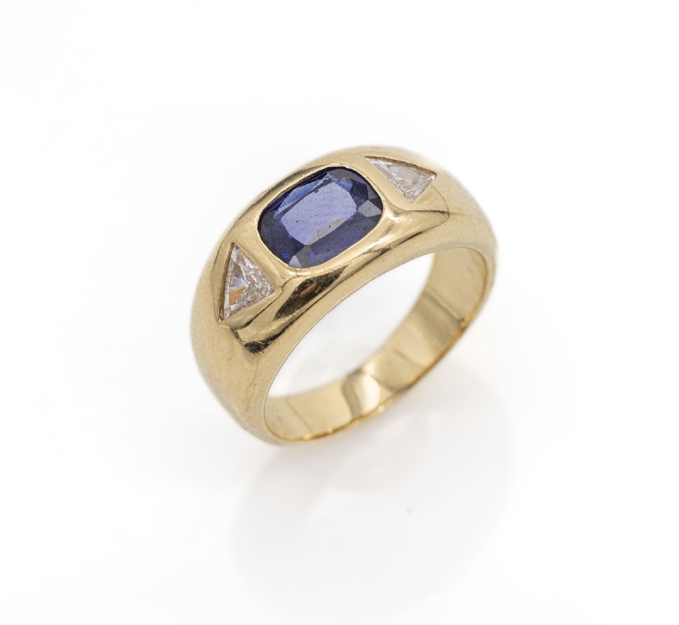 18 kt Gold Saphir-Diamant-Ring, GG 750/000,facett. Saphir von feiner Farbe ca. 1.20 ct, 2Diam.-Triangel zus. ca. 0.40 ct Gelb/vs, totalca. 10.6 g, ...