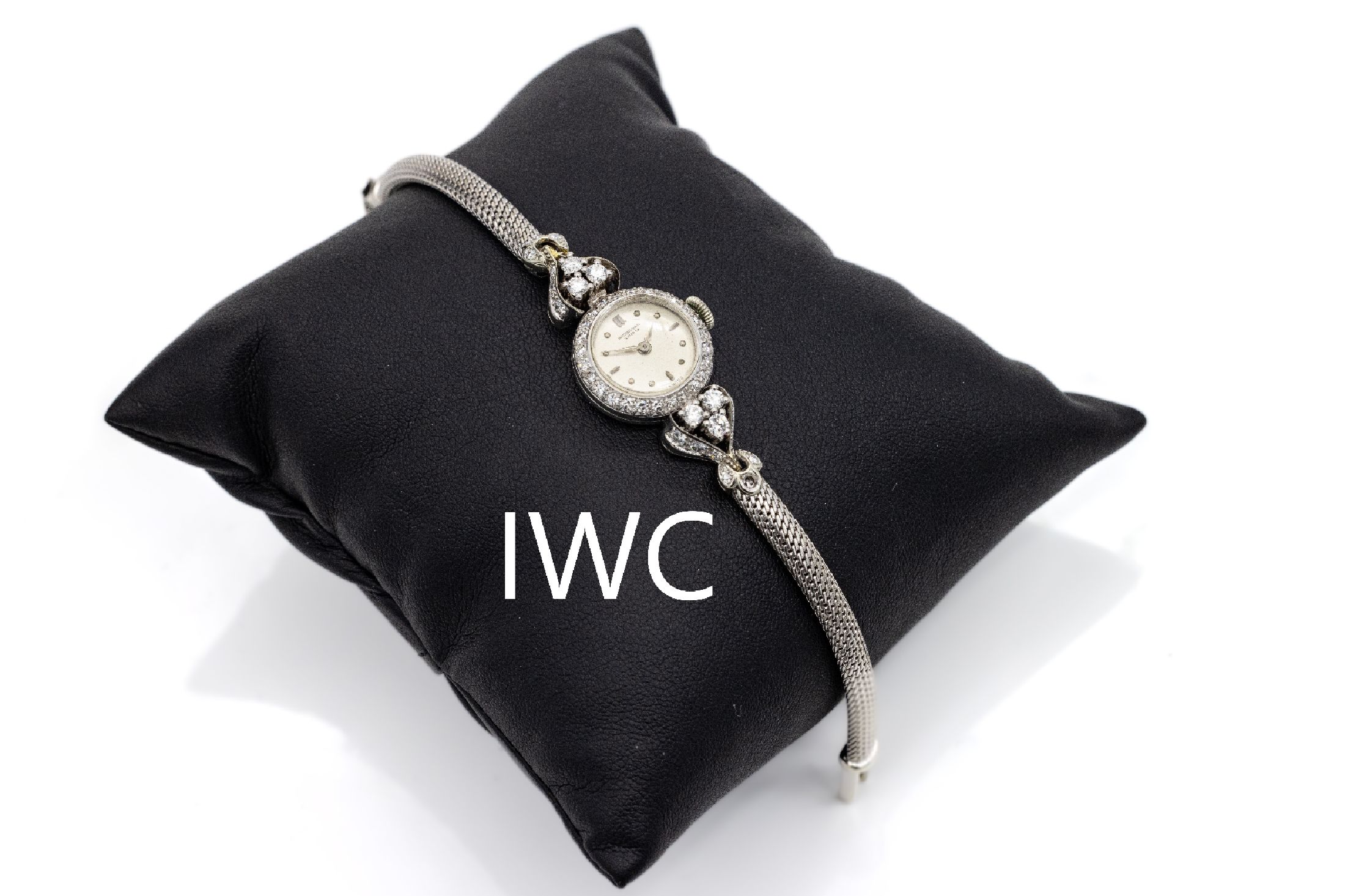 18 kt Gold IWC Damenschmuckuhr, WG 750/000, Lünette und Bandanstösse bes. mit 16 Brillanten und 34 8/8-Diamanten zus. ca. 1.0 ct Weiß/si, L. ca. ...