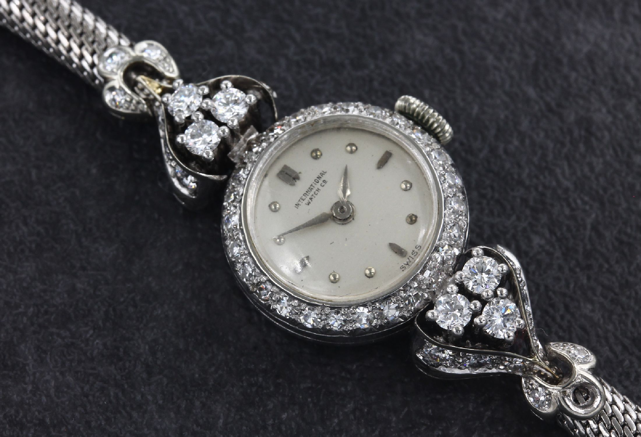 Detail a: 18 kt Gold IWC Damenschmuckuhr, WG 750/000, Lünette und Bandanstösse bes. mit 16 Brillanten und 34 8/8-Diamanten zus. ca. 1.0 ct Weiß/si, L. ca. ...