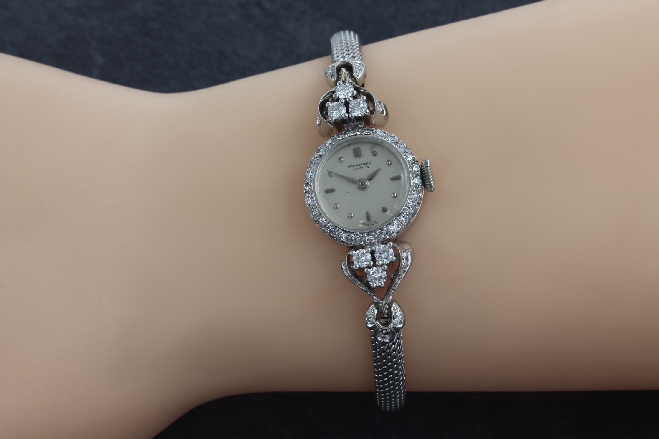 Detail b: 18 kt Gold IWC Damenschmuckuhr, WG 750/000, Lünette und Bandanstösse bes. mit 16 Brillanten und 34 8/8-Diamanten zus. ca. 1.0 ct Weiß/si, L. ca. ...