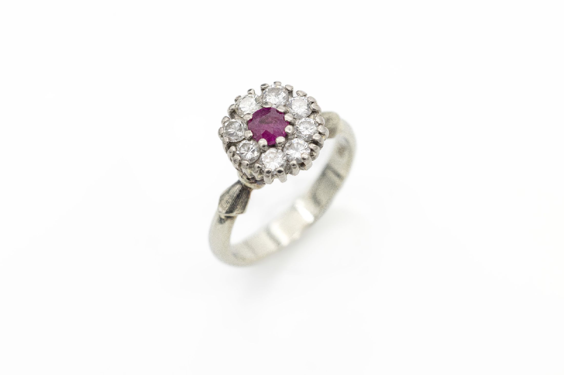 18 kt Gold Rubin-Brillant-Ring, WG 750/000,rundfacett. Rubin ca. 0.10 ct, 8 Brillanten zus. ca. 0.60 ct Weiß/si, ca. 3.6 g, RW 48