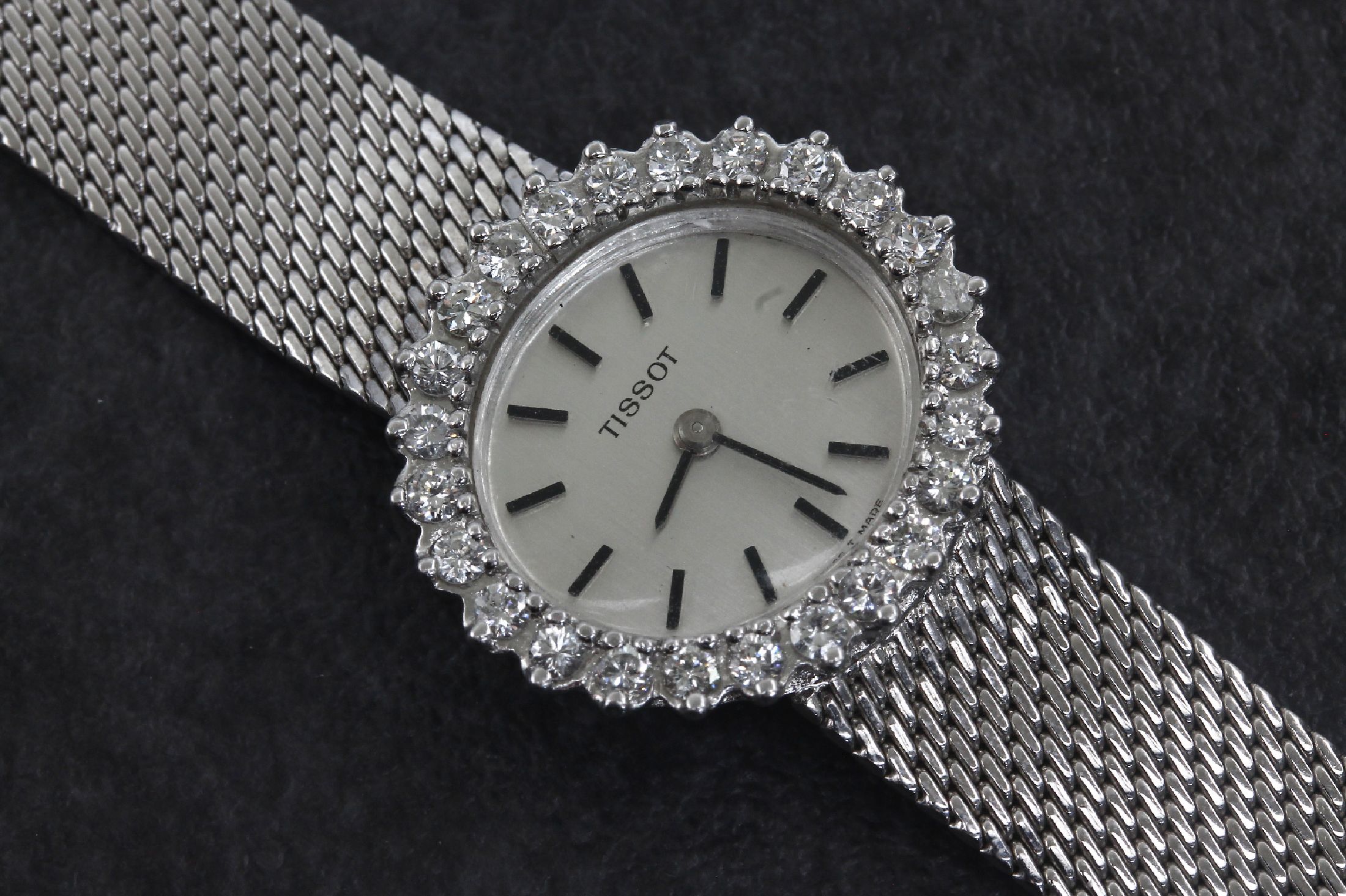 Detail b: 14 kt Gold Tissot Damenschmuckuhr, WG 585/000, 25 Brillanten zus. ca. 1.0 ct Weiß/si, Handaufzug, L. ca. 15.5 bzw. 16 cm, total ca. 29.2 g