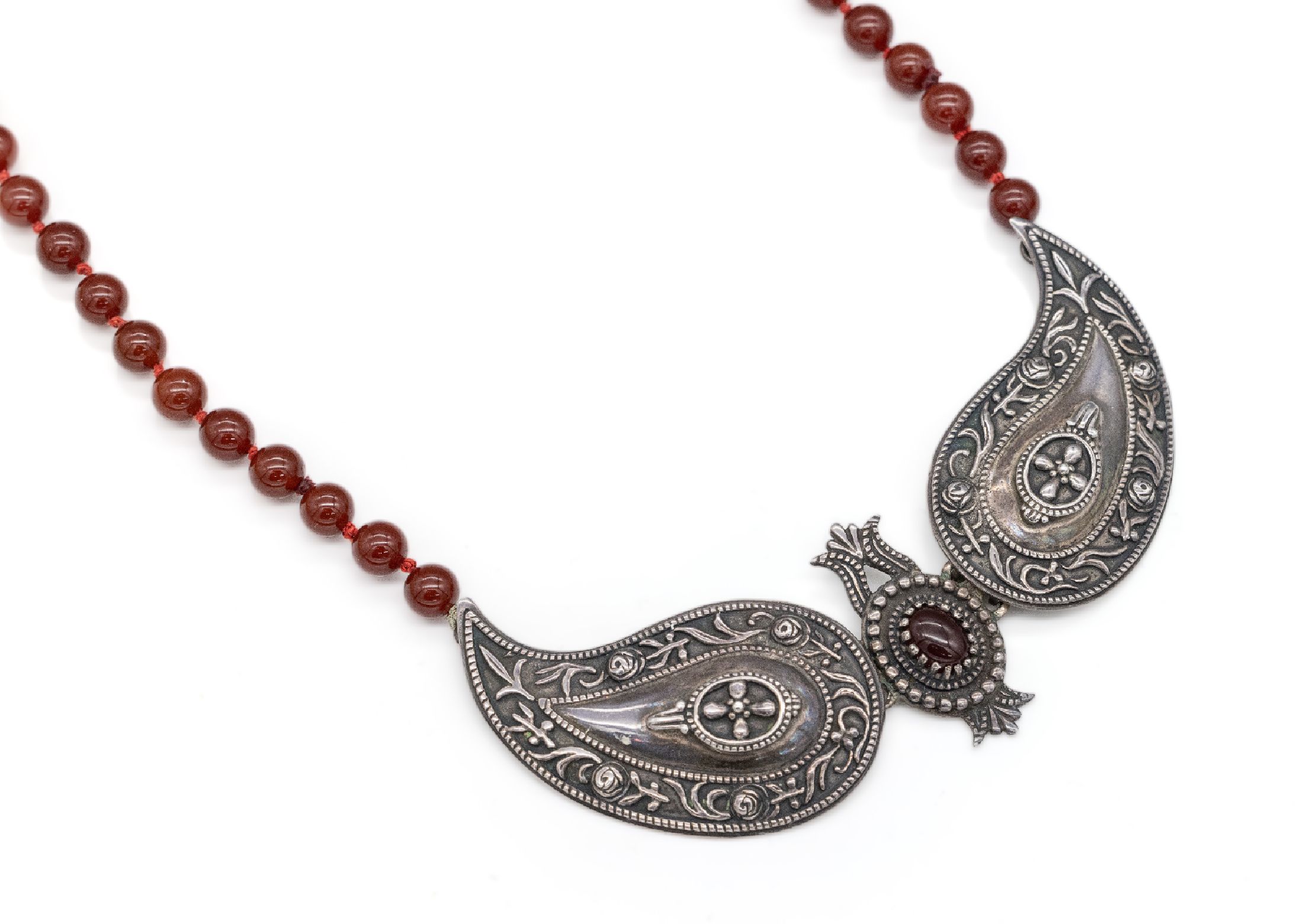 Collier, 1930er Jahre, Mittelteil und Schließe 925er Silber, stil. Rosendekor, Karneol, Kette aus Karneol-Kugeln, L. ca. 45 cm