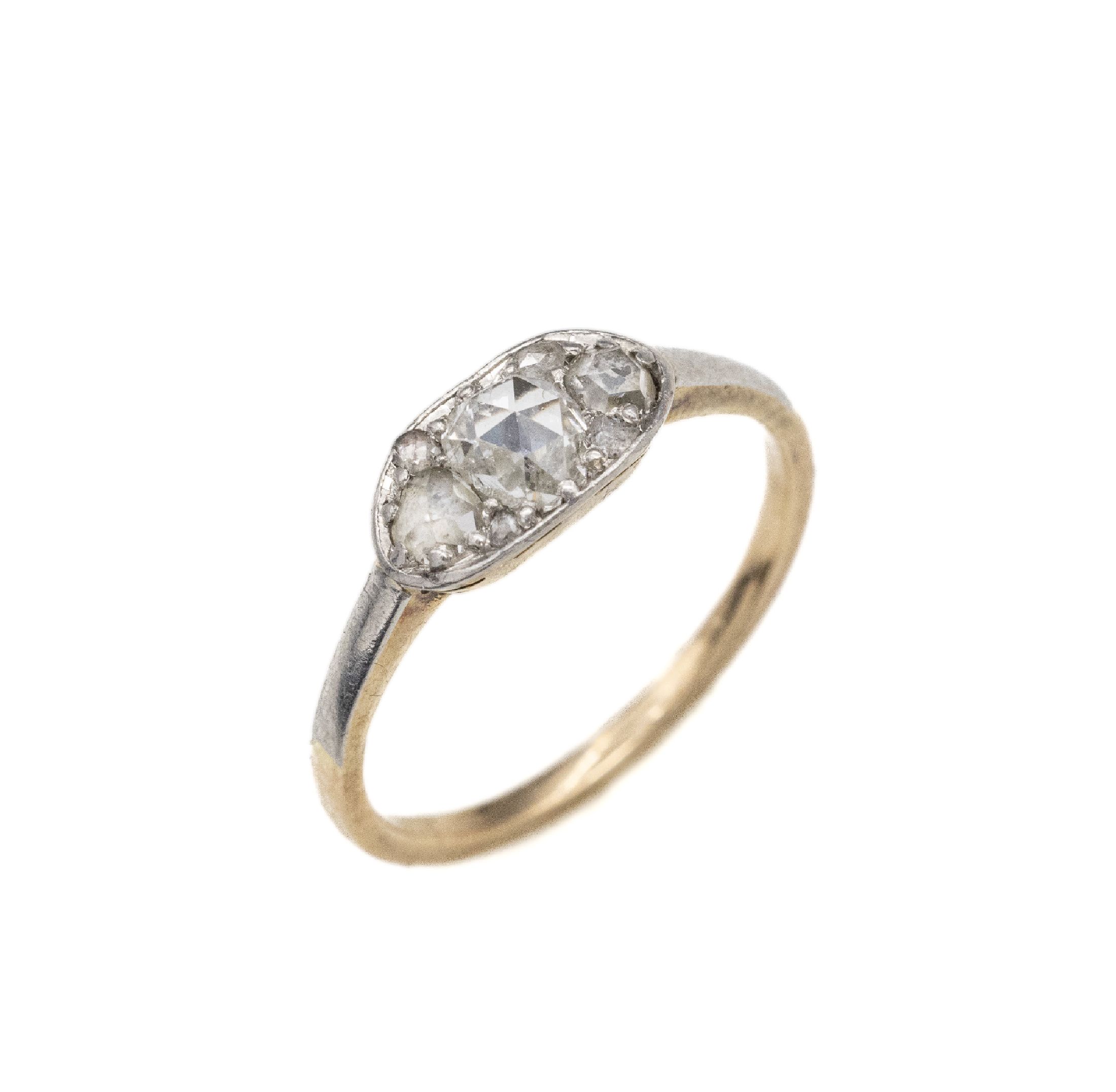 14 kt Gold Diamant-Ring um 1910, GG 585/000gepr., Schauseite platiniert, 7 Diam.-Rosen zus. ca. 0.14 ct, RW 49.5