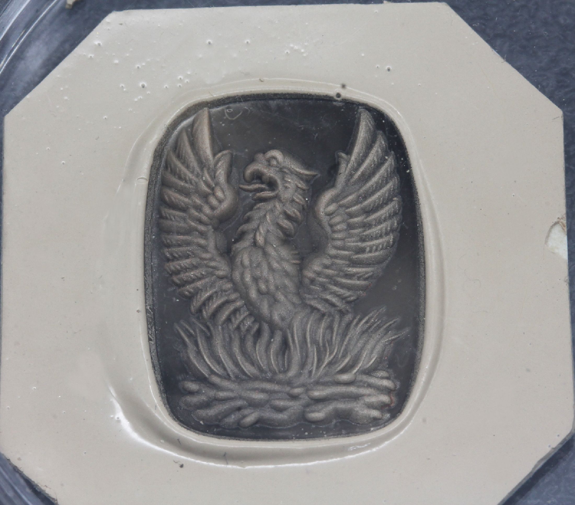 Detail a: Siegelring, Lagenstein, Idar-Oberstein um 1900, 835er Silber, Darstellung eines aus dem Feuer erwachenden Phönix, RW 62, schöner Siegelabdruck ...