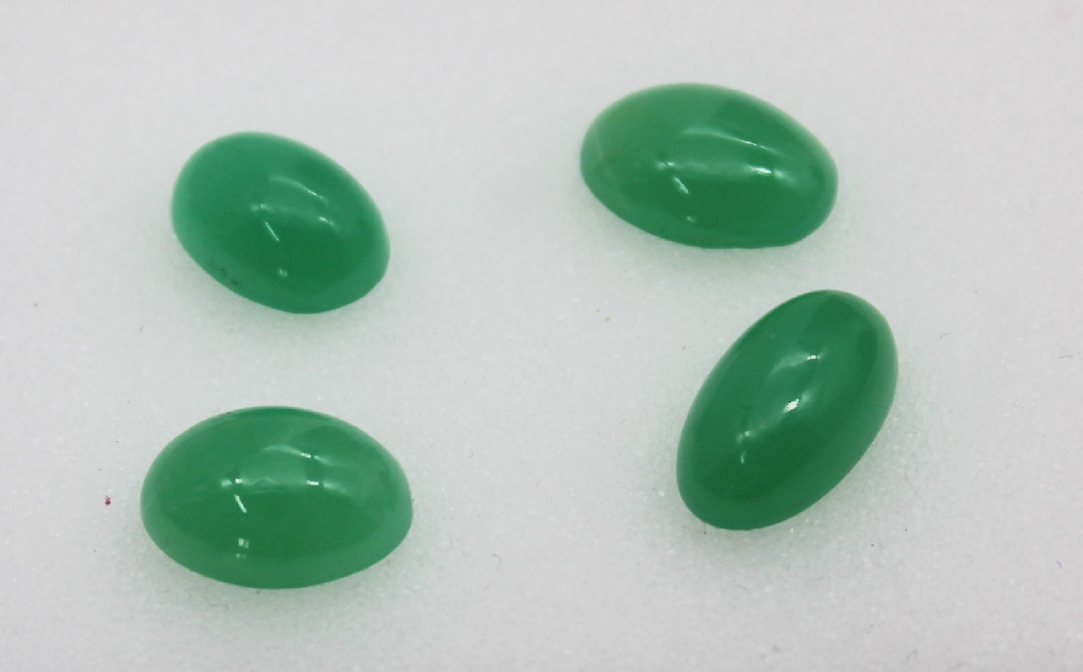 Lot 4 lose Chrysoprase, zus. ca. 20.0 ct, Cabochons in versch. Größen