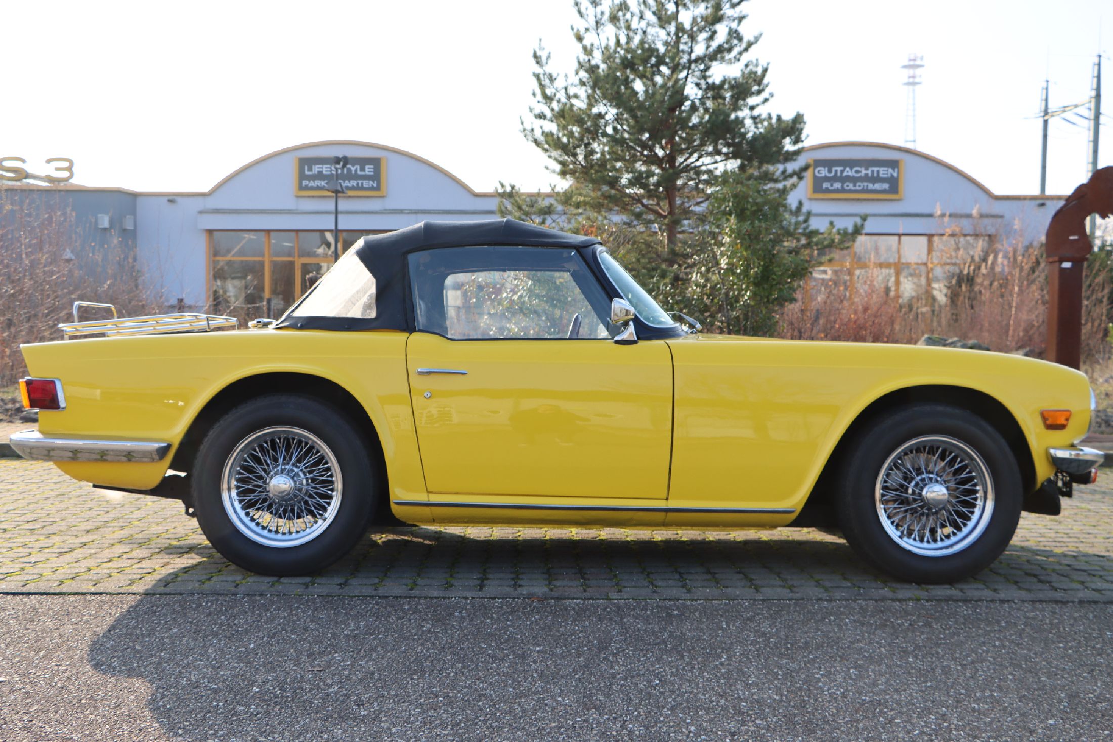 Detail a: 1975 Triumph TR 6 Roadster Chassis Nr.: CF 51660U deutsche H-Zulassung Dieser klassische englische Roadster präsentiert sich in wunderschönem ...
