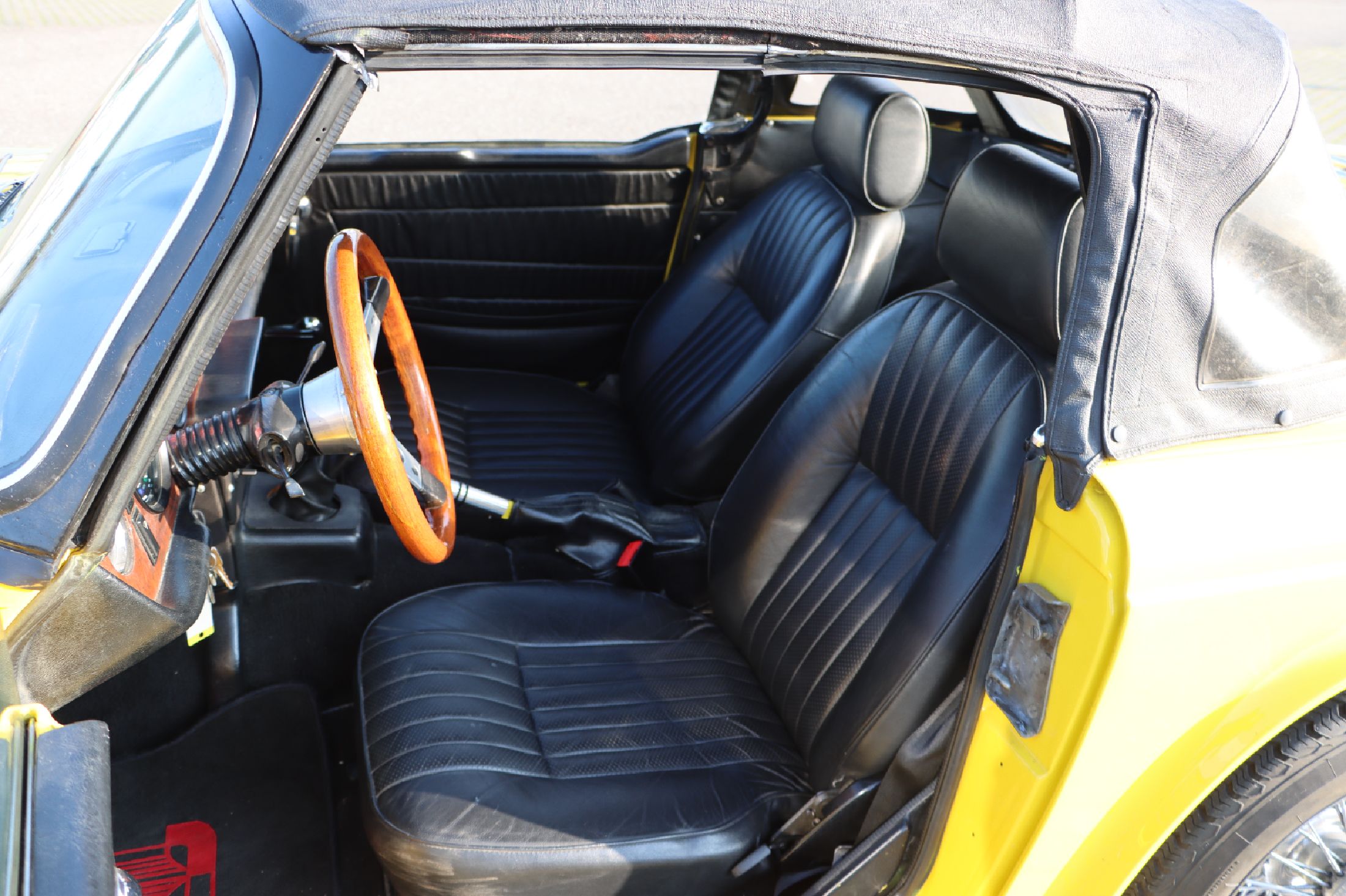 Detail d: 1975 Triumph TR 6 Roadster Chassis Nr.: CF 51660U deutsche H-Zulassung Dieser klassische englische Roadster präsentiert sich in wunderschönem ...