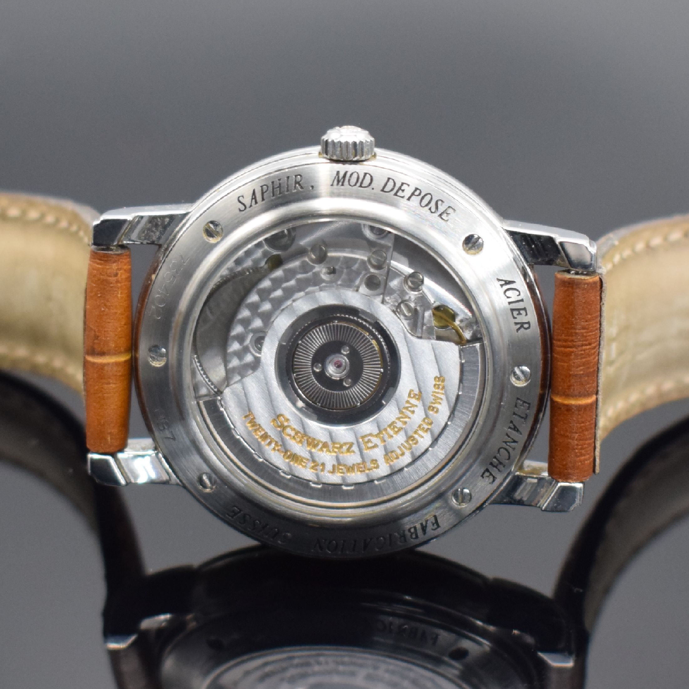 Detail d: SCHWARZ ETIENNE Herrenarmbanduhr mit Datum & Gangreserveanzeige, Schweiz um 1995, Automatik, beids. vergl. Edelstahlgeh., Boden 6-fach verschr., ...