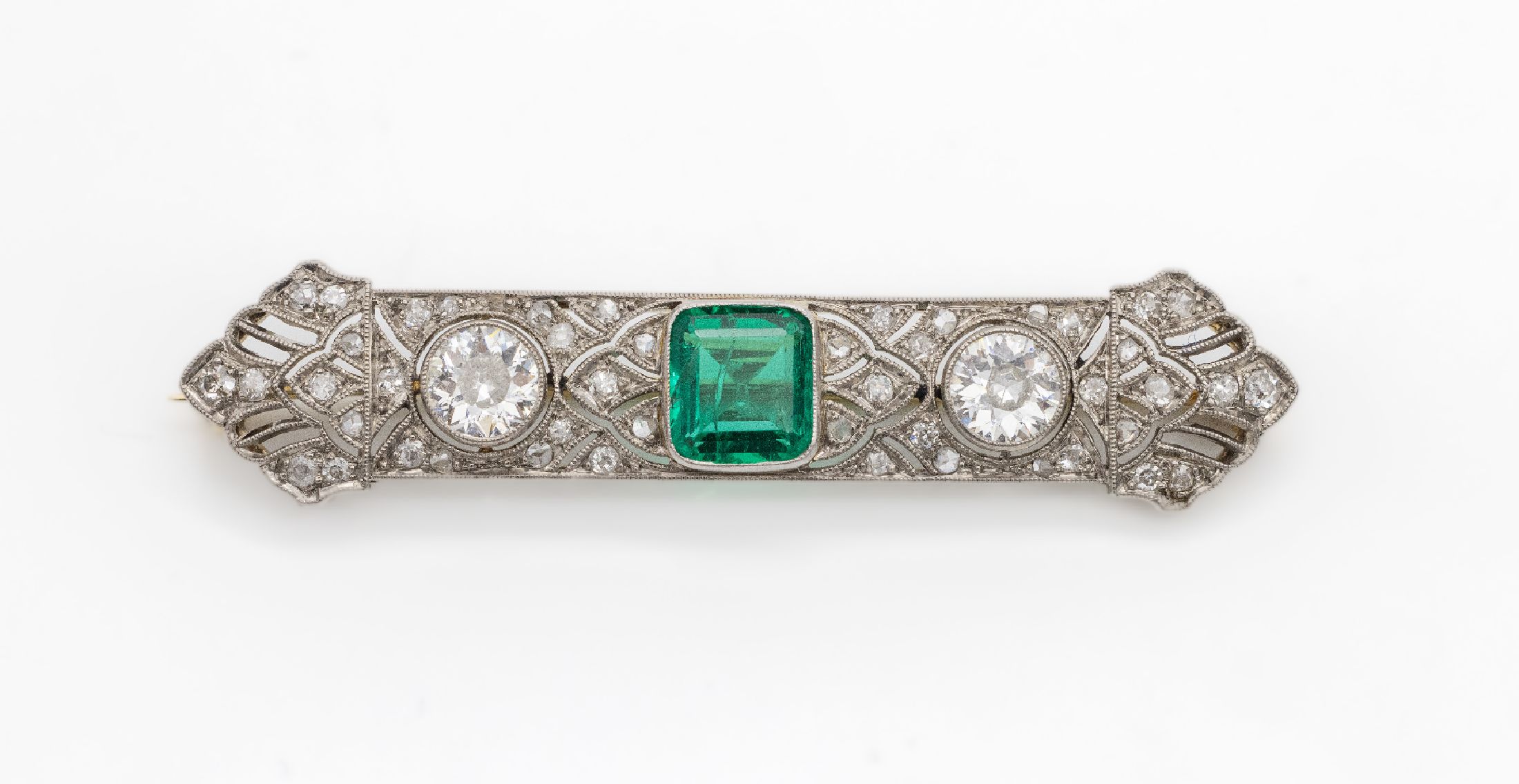 14 kt Gold Art-Deco Diamant-Brosche, WG/GG 585/000, 1930er Jahre, Millegriffverzierung, mittig smaragdfarb. Stein, besch., sollte ersetzt werden, 2 ...