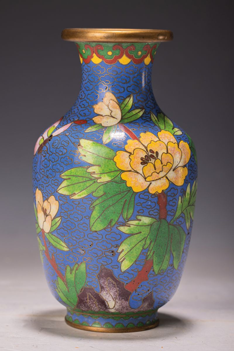 Cloisonné-Vase, China, späte Qing/um 1900, himmelblauer Fond mit flächigem Cloisonnédekor in Wolkenform, schauseitiger Dekor mit blühenden ...