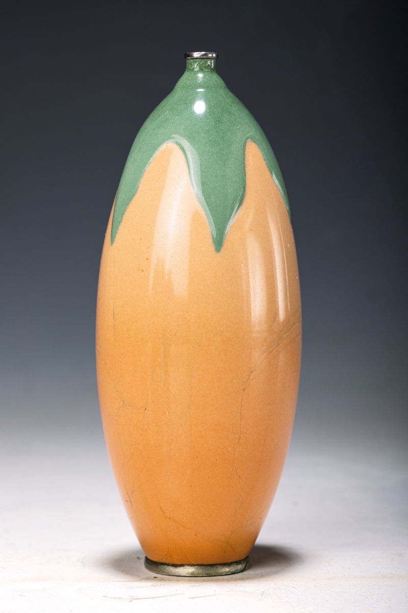 Ungewöhnliche Cloisonné-Vase, Japan, nach 1910, gestreckt ovoider Korpus, partiell erhabener Moriage-Email-Dekor, Fond l. orangefarben verlaufend, ...