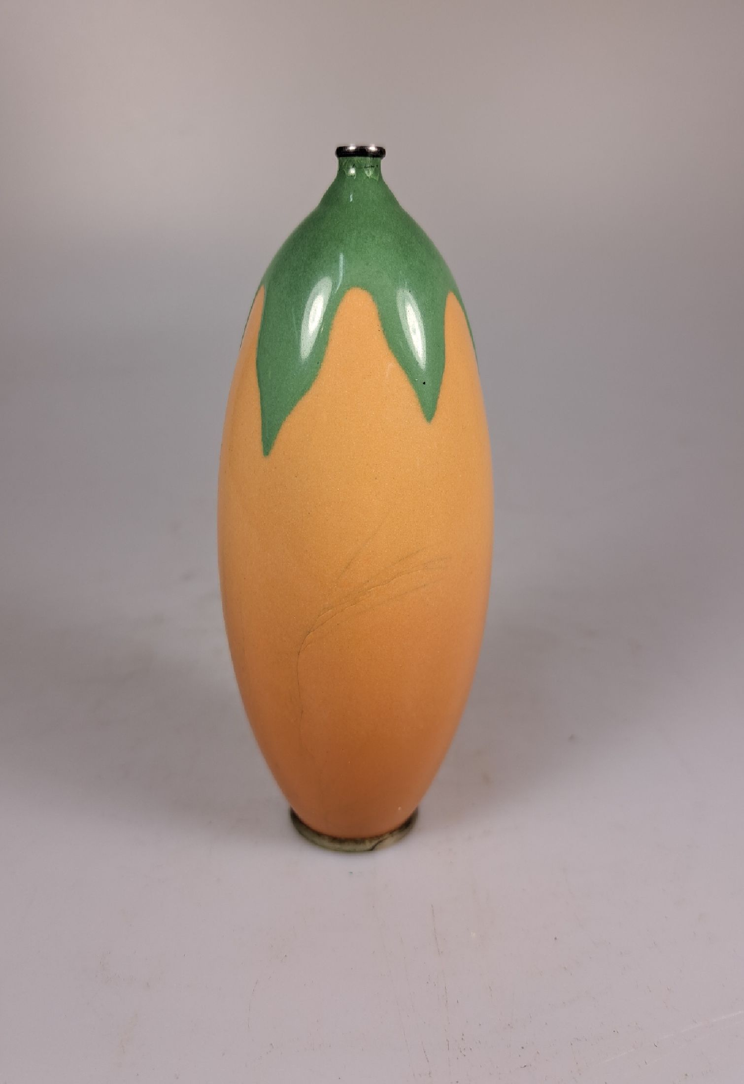 Detail a: Ungewöhnliche Cloisonné-Vase, Japan, nach 1910, gestreckt ovoider Korpus, partiell erhabener Moriage-Email-Dekor, Fond l. orangefarben verlaufend, ...