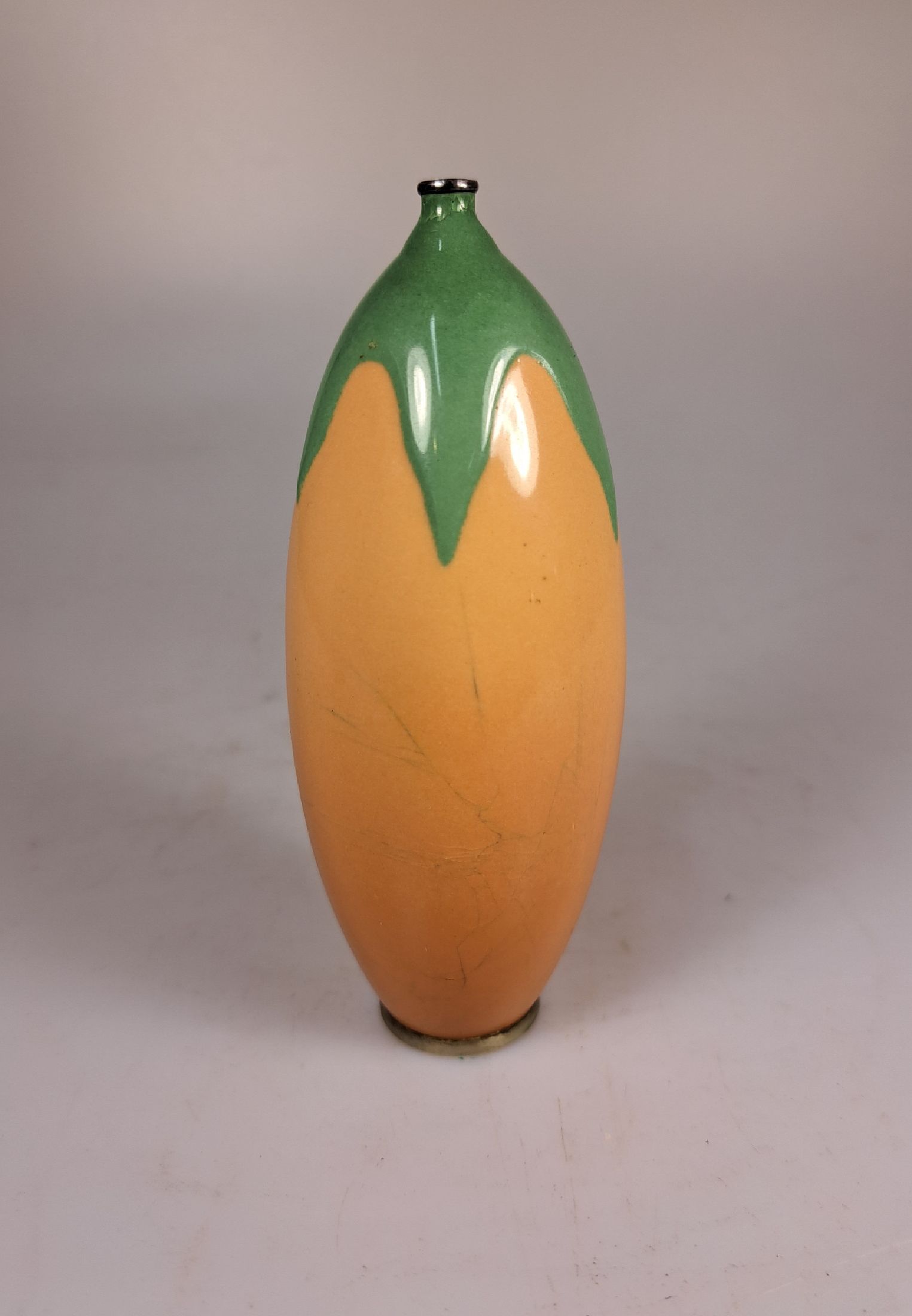 Detail b: Ungewöhnliche Cloisonné-Vase, Japan, nach 1910, gestreckt ovoider Korpus, partiell erhabener Moriage-Email-Dekor, Fond l. orangefarben verlaufend, ...