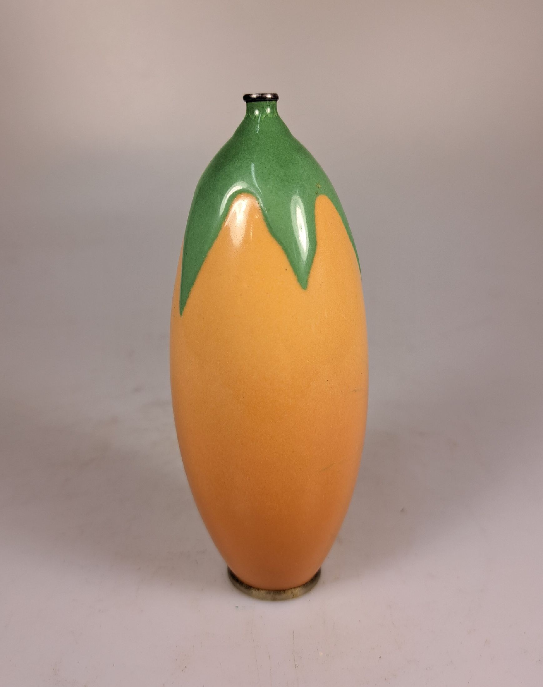 Detail c: Ungewöhnliche Cloisonné-Vase, Japan, nach 1910, gestreckt ovoider Korpus, partiell erhabener Moriage-Email-Dekor, Fond l. orangefarben verlaufend, ...