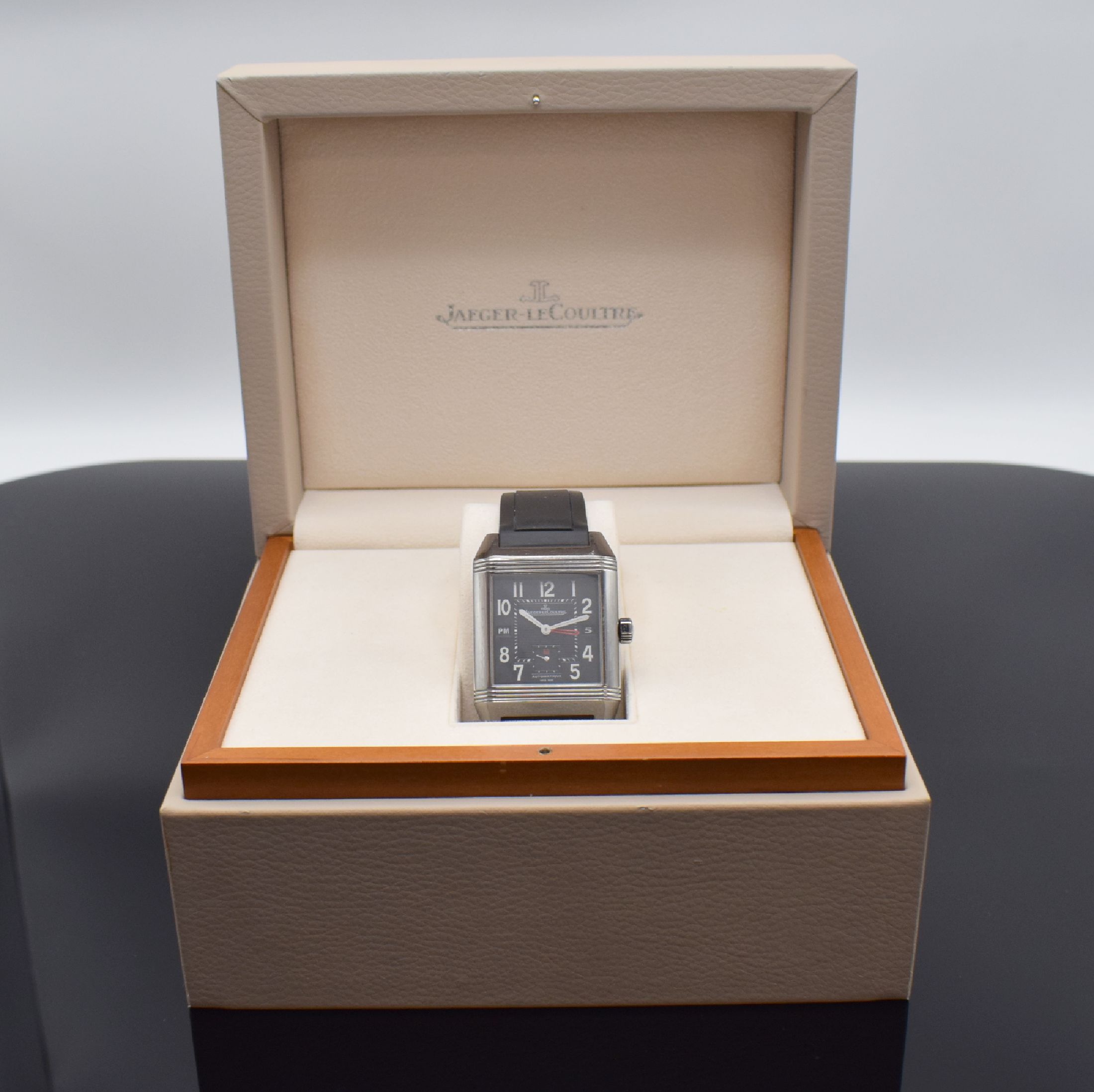 Detail h: Jaeger-LeCoultre Reverso Squadra Hometime 1000 Hours Control Herrenarmbanduhr mit 2. Zeitzone Referenz 230.8.77, Schweiz verk. lt. beil. Garantie ...