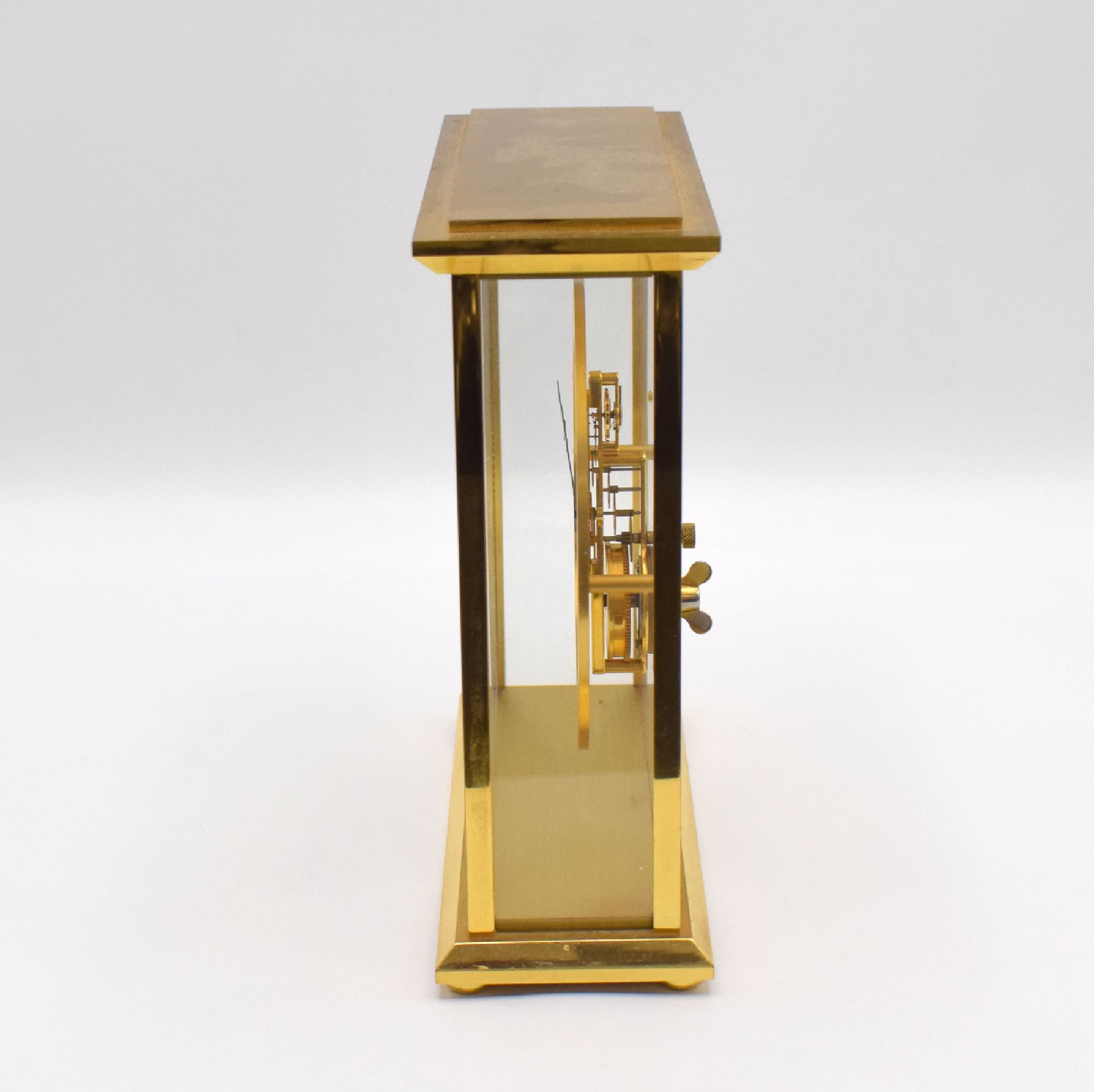 Detail d: Jaeger-LeCoultre Stabwerk-Tischuhr, Schweiz um 1975, verg. Geh. 4-seitig vergl., verg. Signatur am vorderen Glas, Ziffernring m. röm. Zahlen, orig. ...
