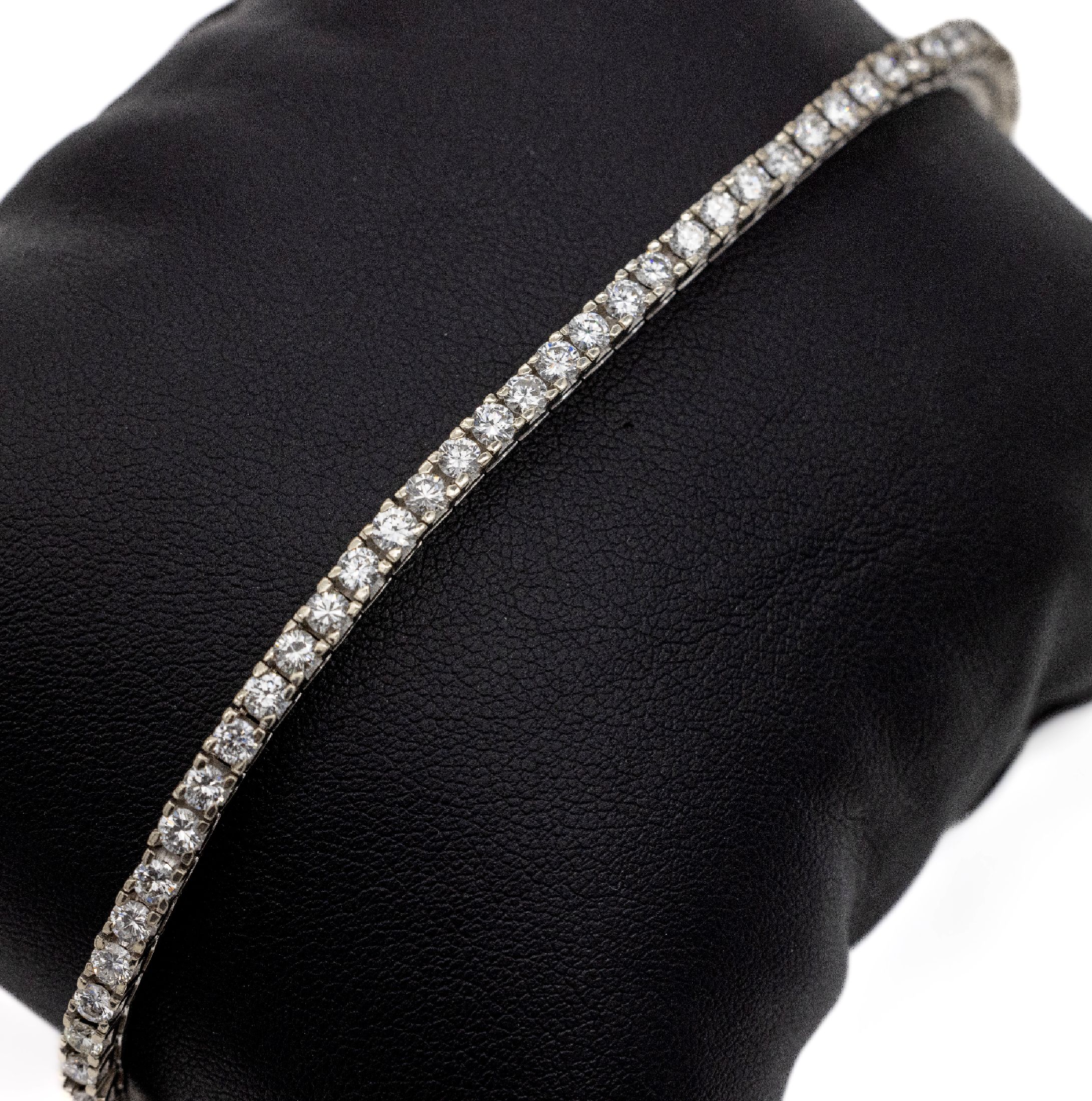 14 kt Gold Brilliant-Linienarmband, WG 585/000, Brillanten zus. ca. 4.8 ct feines Weiß-Weiß/vs-si, L. ca. 18 cm, Kastenschloß mit Sicherheitsacht