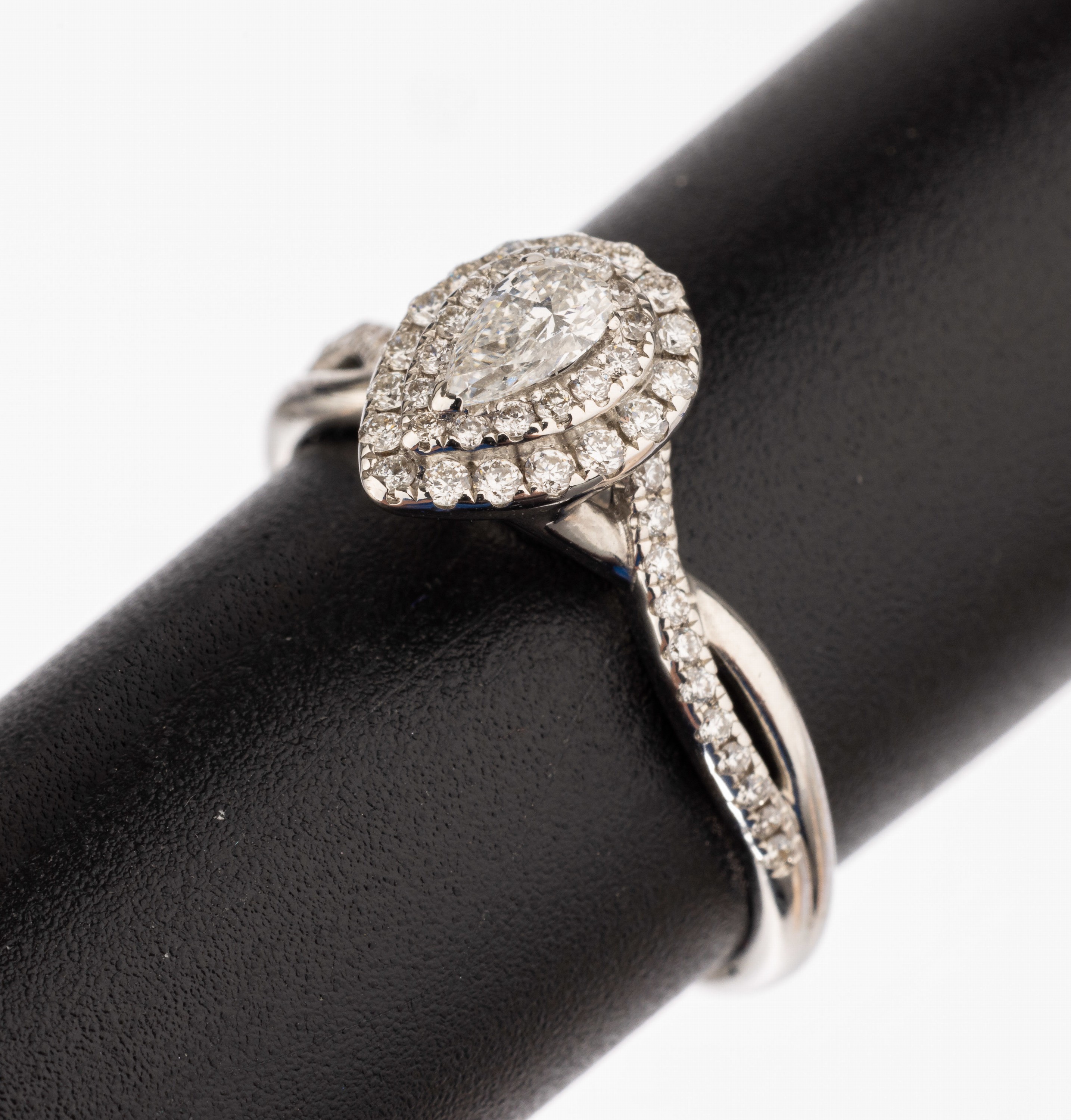 14 kt Gold Diamant-Ring, WG 585/000, 1 Diamant-Tropfen und 56 Brillanten zus. ca. 0.61 ct hochfeines Weiß-feines Weiß D-G/vs-si, total ca. 3.0 g, ...