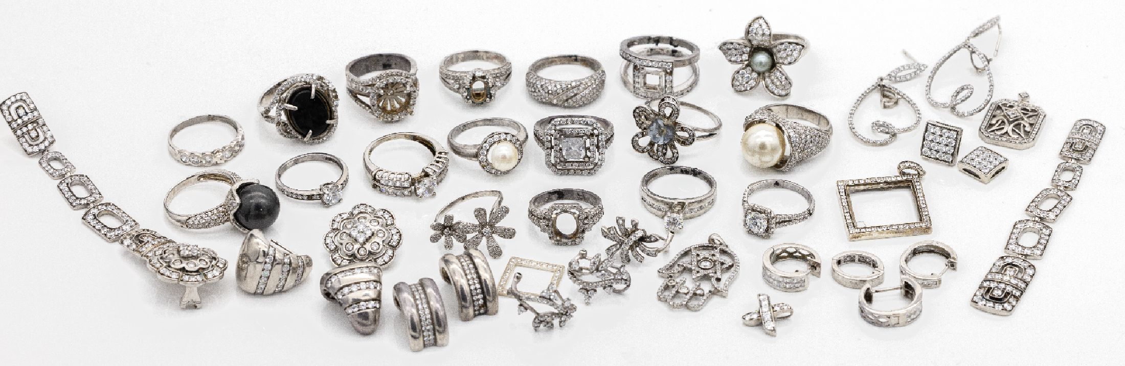 Juwelier-Musterkollektion 800er Silber, mit 18 Ringen (z.T. mit Leerfassungen), 5 Anhänger und 10 Paar Ohrstecker (Steckstiftez.T. fehlend), ...