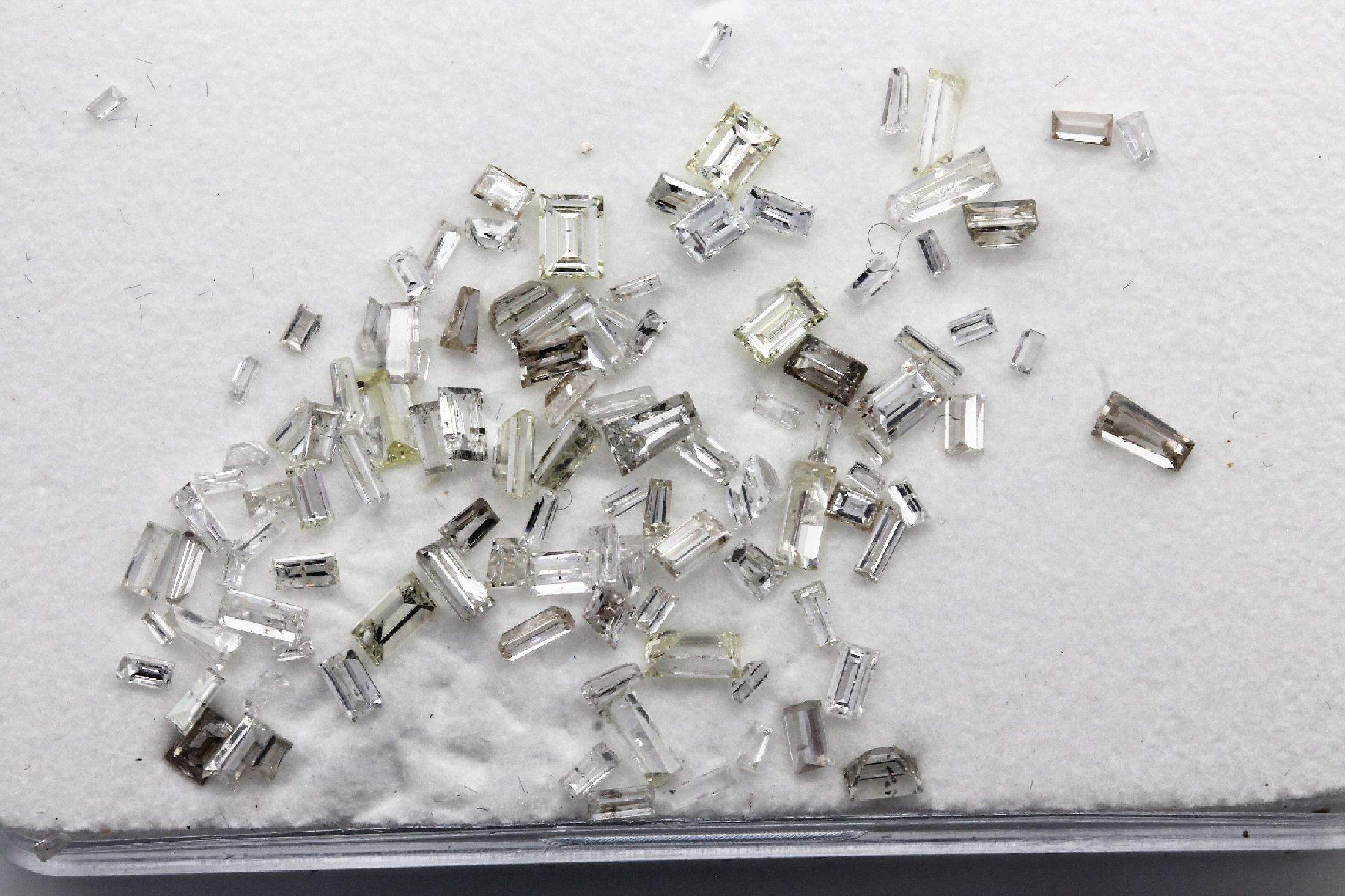 Detail a: Lot Diamanten zus. ca. 4.00 ct Baguettes und Trapeze, Ausfassware