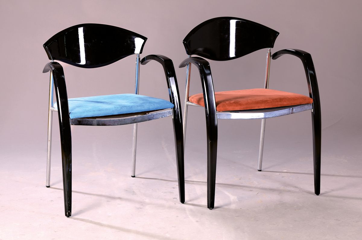 4 Freischwinger, 1970er Jahre, Stahlrohrgestell, Rückenlehne in schwarz lackiert, Sitzfläche mit Stoff bezogen, H. ca. 77 cm, Sh. ca. 48 cm, EZ 2
