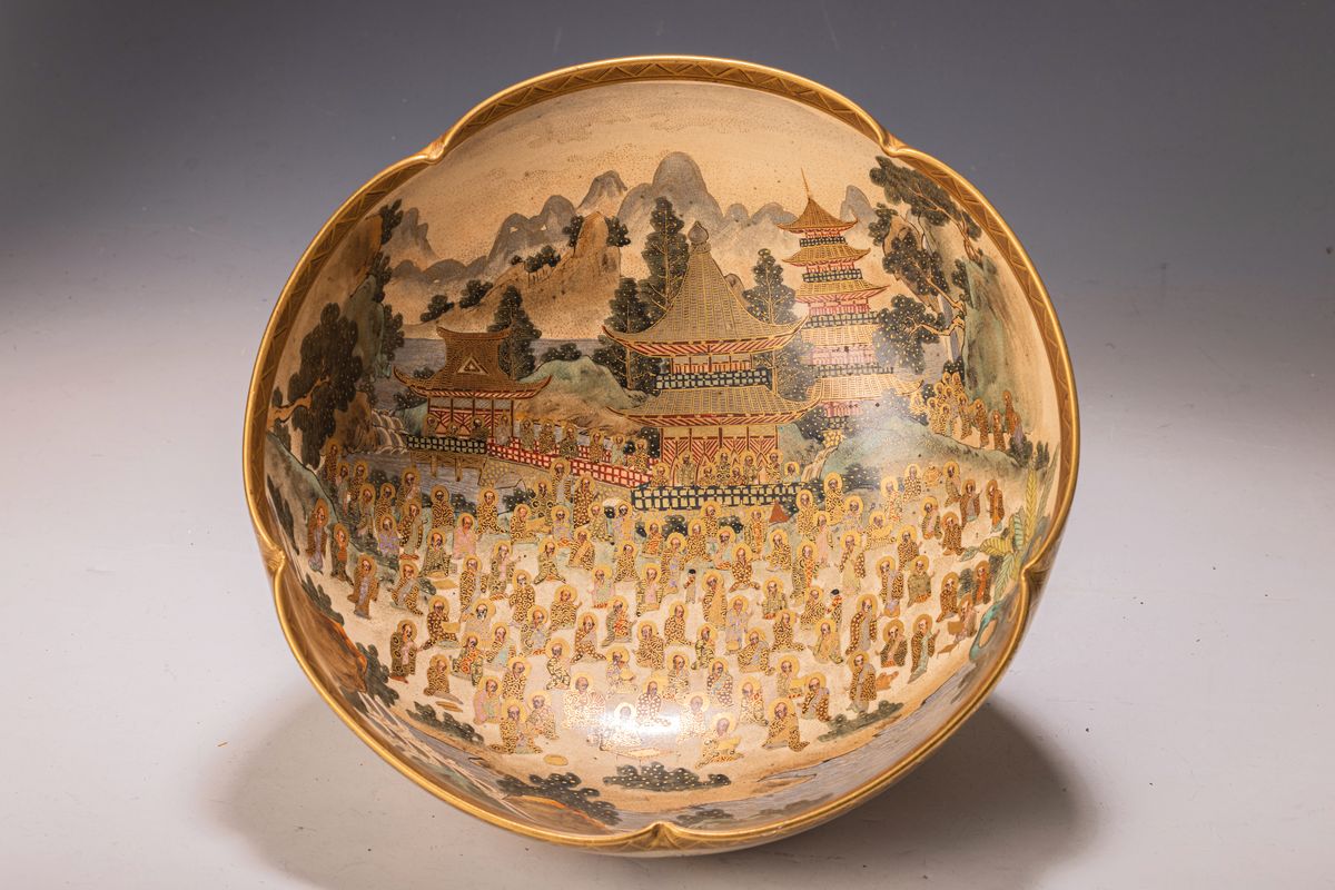 Detail a: Große Satsuma-Schale, Japan, wohl Kitamura Yaichiro, Meiji-Zeit (1868-1912), typ. cremefarbener Scherben mit feinem Krakelee, reiche Goldstaffage, ...