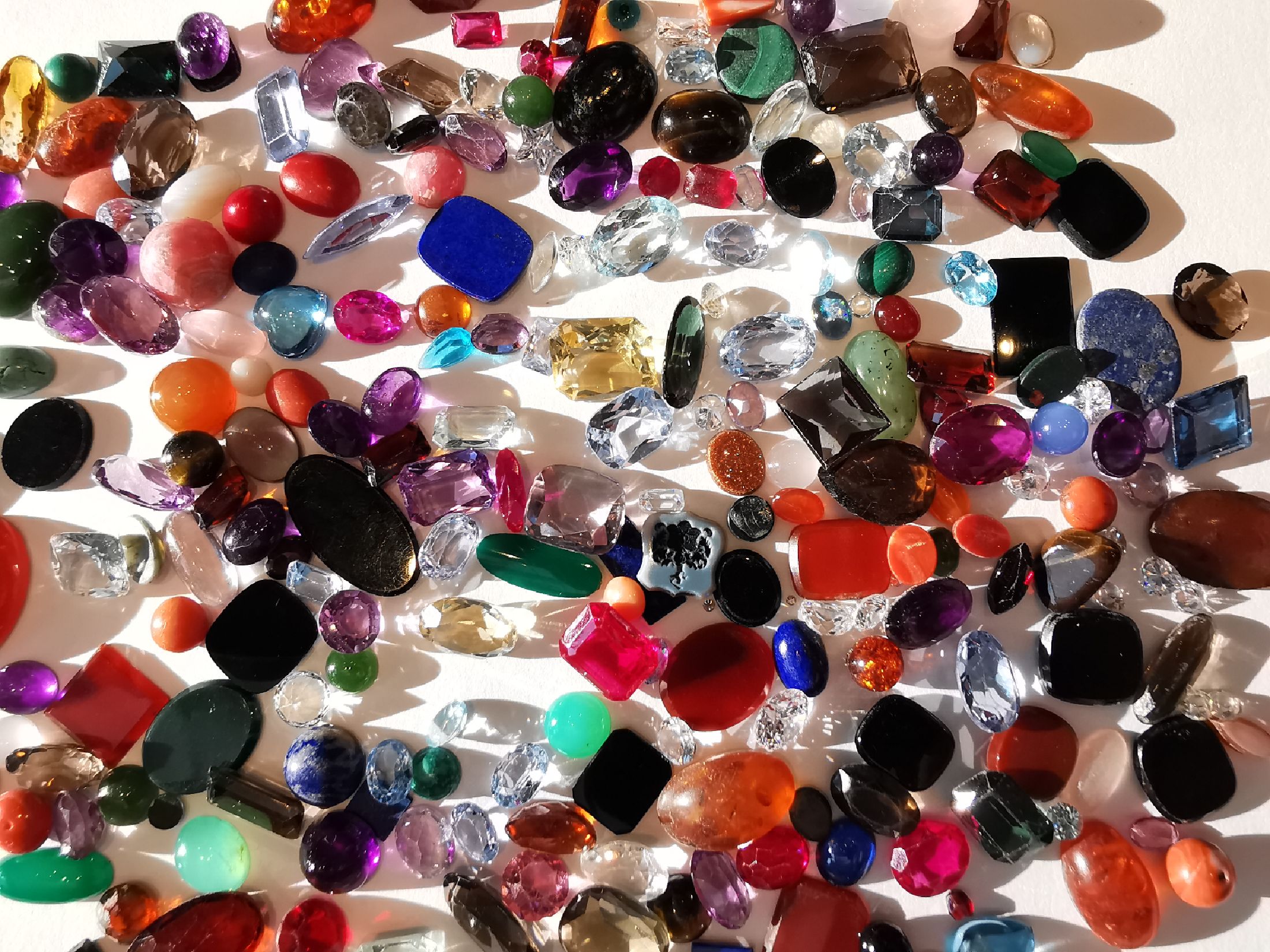 Detail a: Fundgrube lose Edelsteine und Halbedelsteine, total ca. 1135 ct, Ausfassware, u.a. Koralle, Achat, Bernstein, Amethyst, Topas, Lapislazuli, z.T. ...