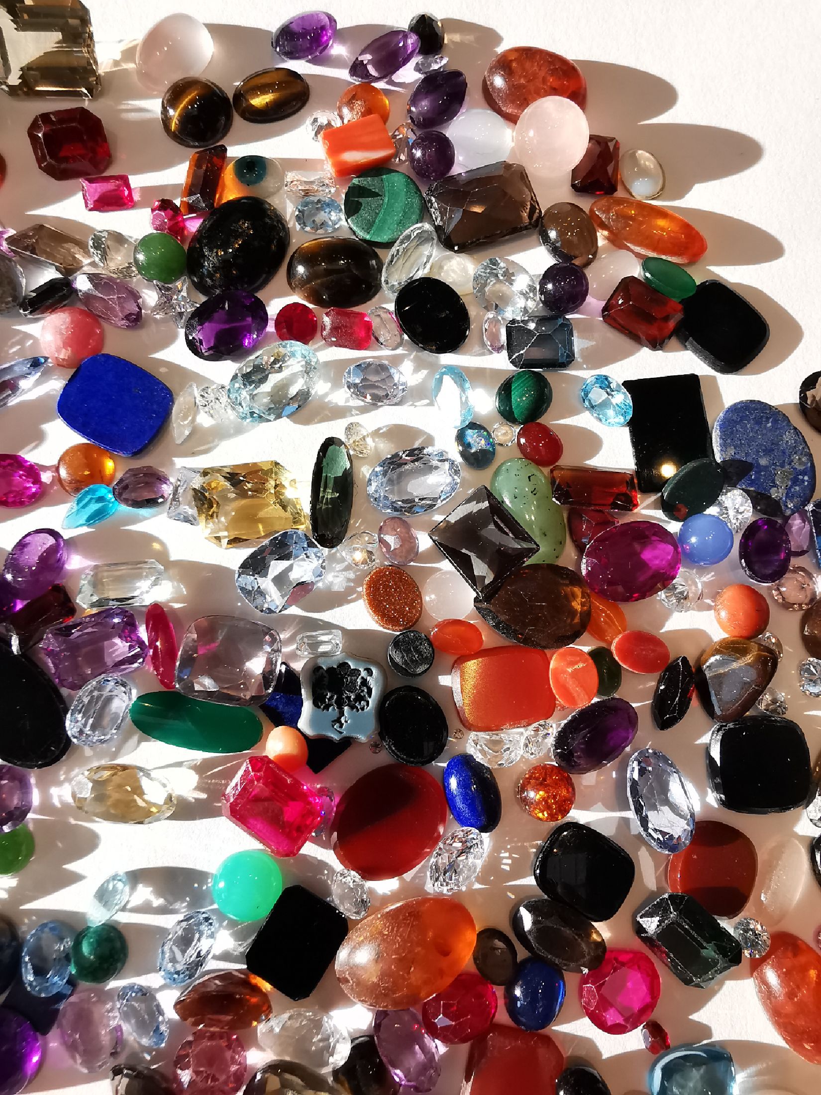 Detail b: Fundgrube lose Edelsteine und Halbedelsteine, total ca. 1135 ct, Ausfassware, u.a. Koralle, Achat, Bernstein, Amethyst, Topas, Lapislazuli, z.T. ...