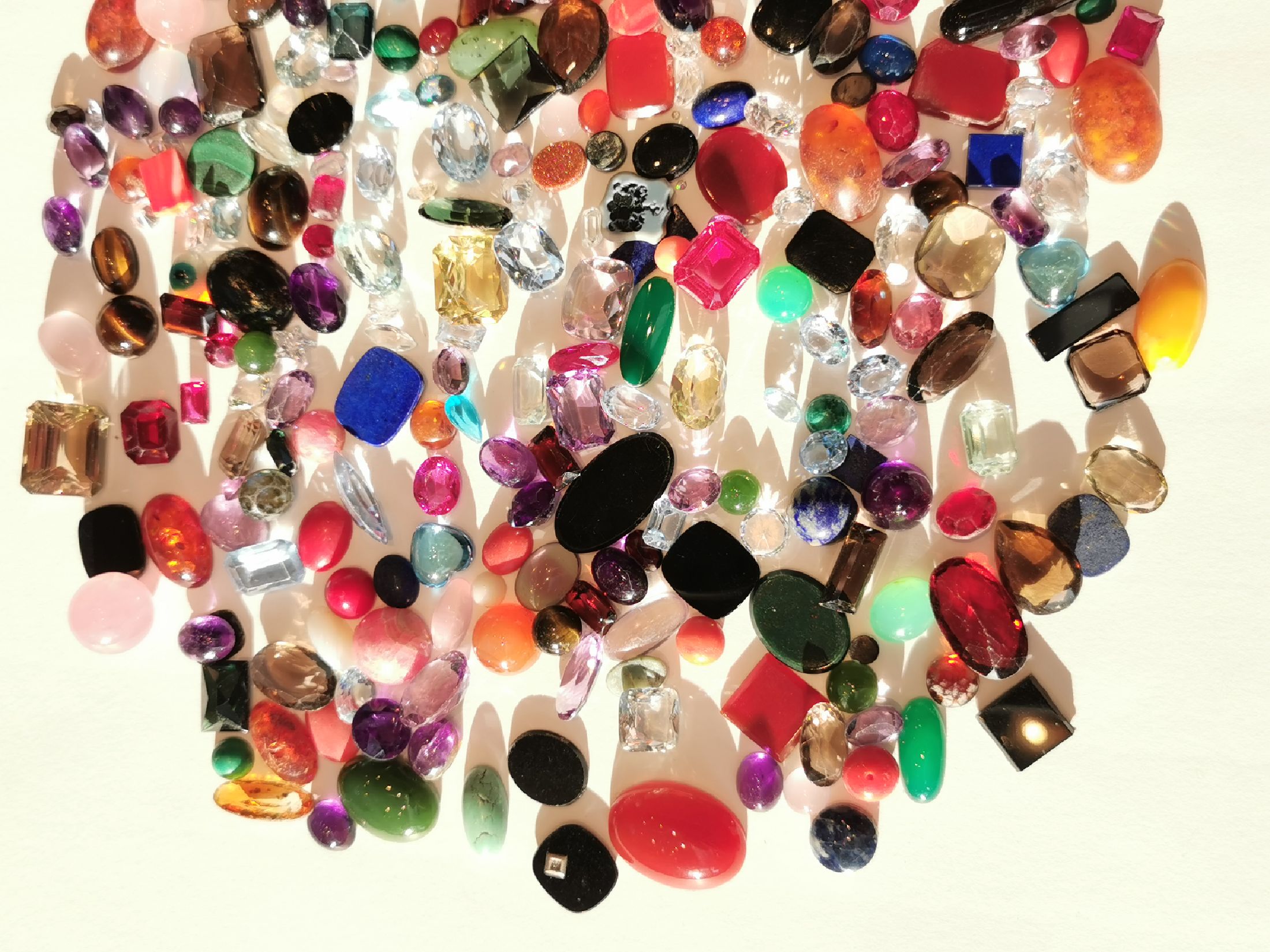Detail c: Fundgrube lose Edelsteine und Halbedelsteine, total ca. 1135 ct, Ausfassware, u.a. Koralle, Achat, Bernstein, Amethyst, Topas, Lapislazuli, z.T. ...