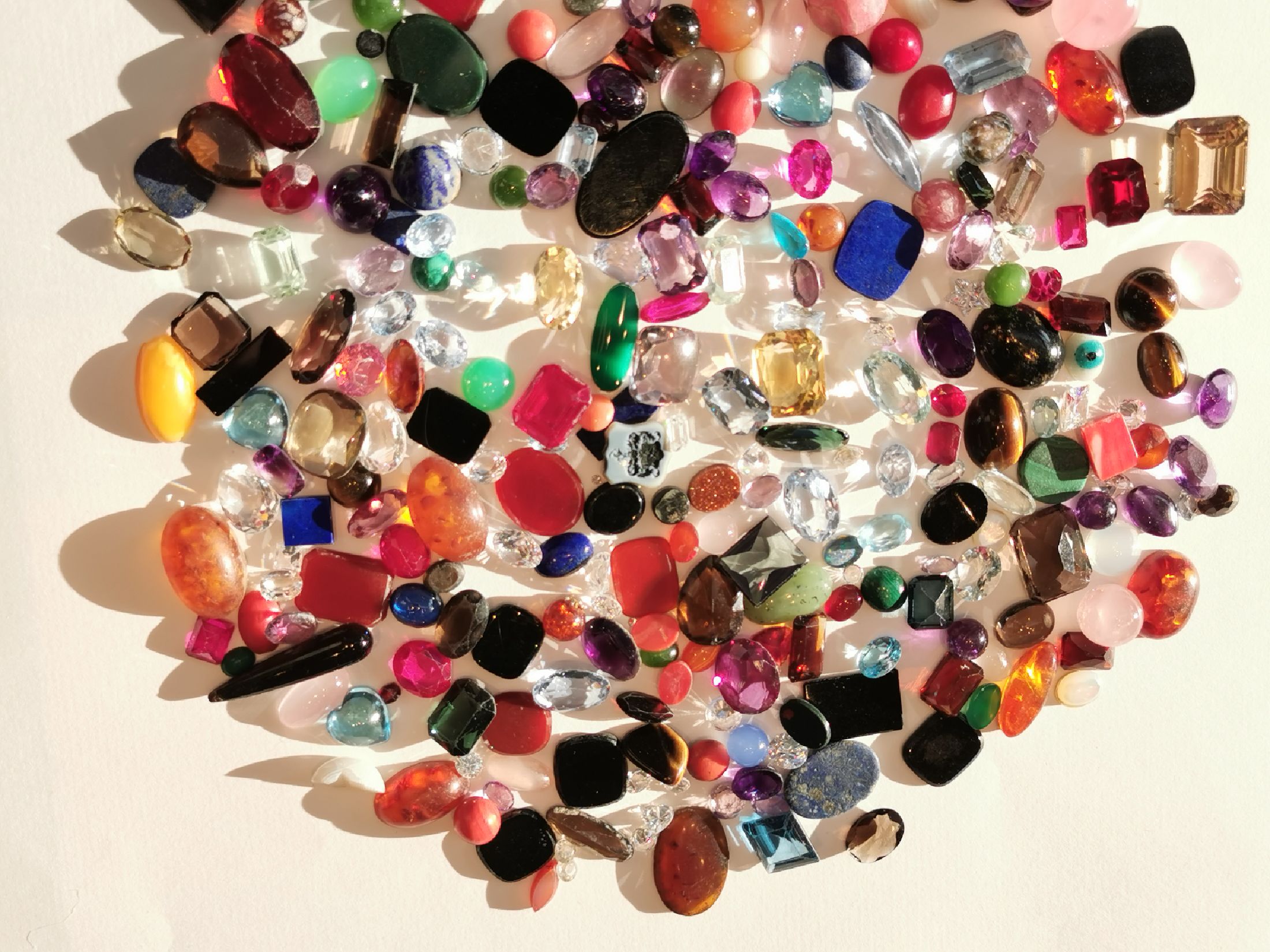 Detail d: Fundgrube lose Edelsteine und Halbedelsteine, total ca. 1135 ct, Ausfassware, u.a. Koralle, Achat, Bernstein, Amethyst, Topas, Lapislazuli, z.T. ...