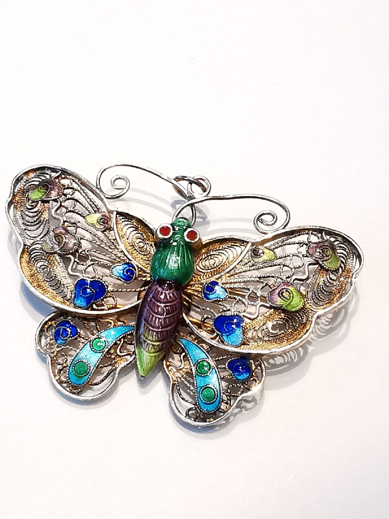 Detail a: Brosche "Schmetterling"", Silber vergoldet, um 1905, Filigranarbeit, partiell bunt emailliert, B. ca. 5.5 cm